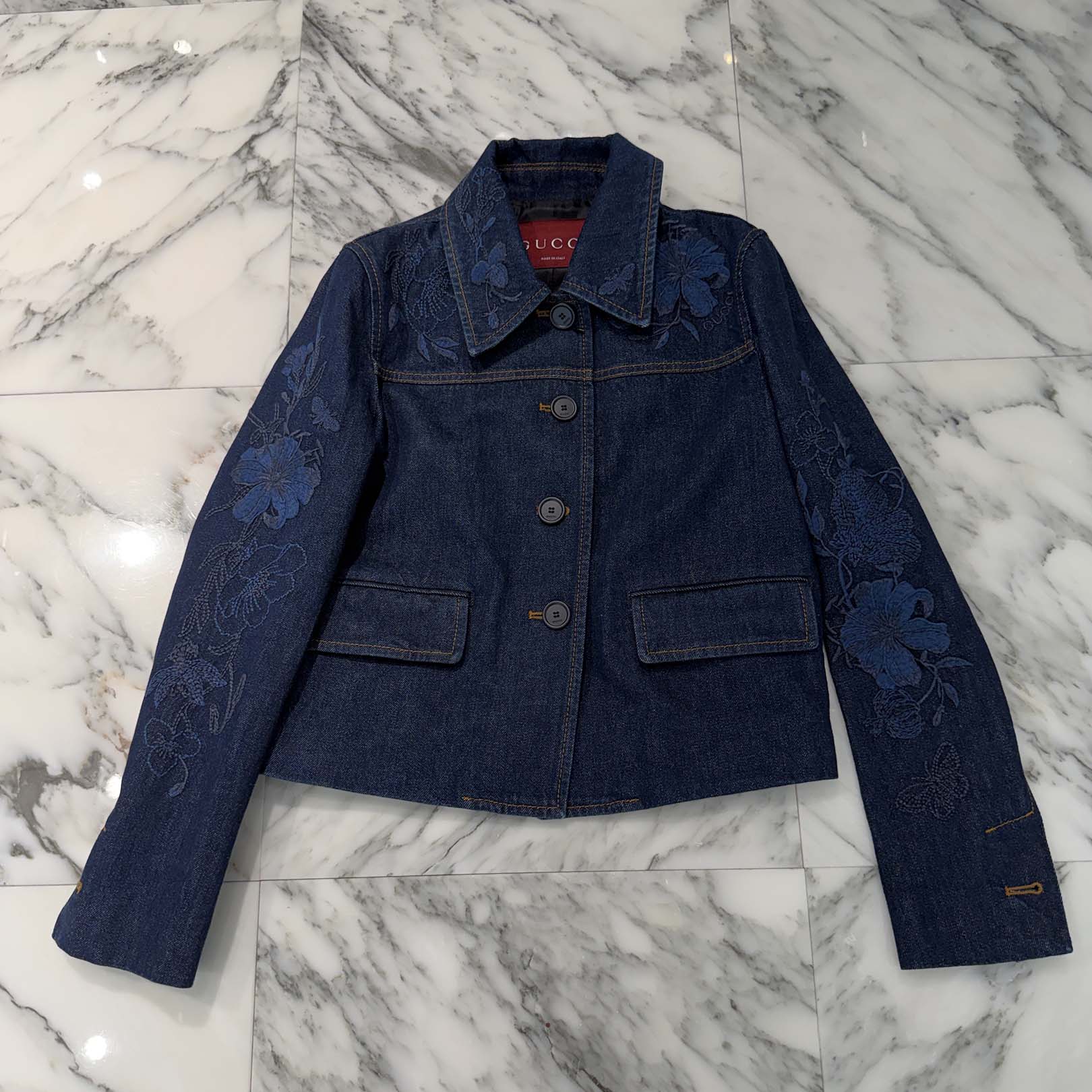 GUCCI 2024SS Floral Embroidery Denim Jacket 824151 XDDBR Size 36 グッチ フローラル刺繍 デニムジャケット Gジャン 花柄刺繍 ロゴ刺・墸 ロゴ刻印ボタン クロップド丈 レディースサイズ インディゴ サイズ36【260327】【ほぼ新品】|メメントスオンライン店