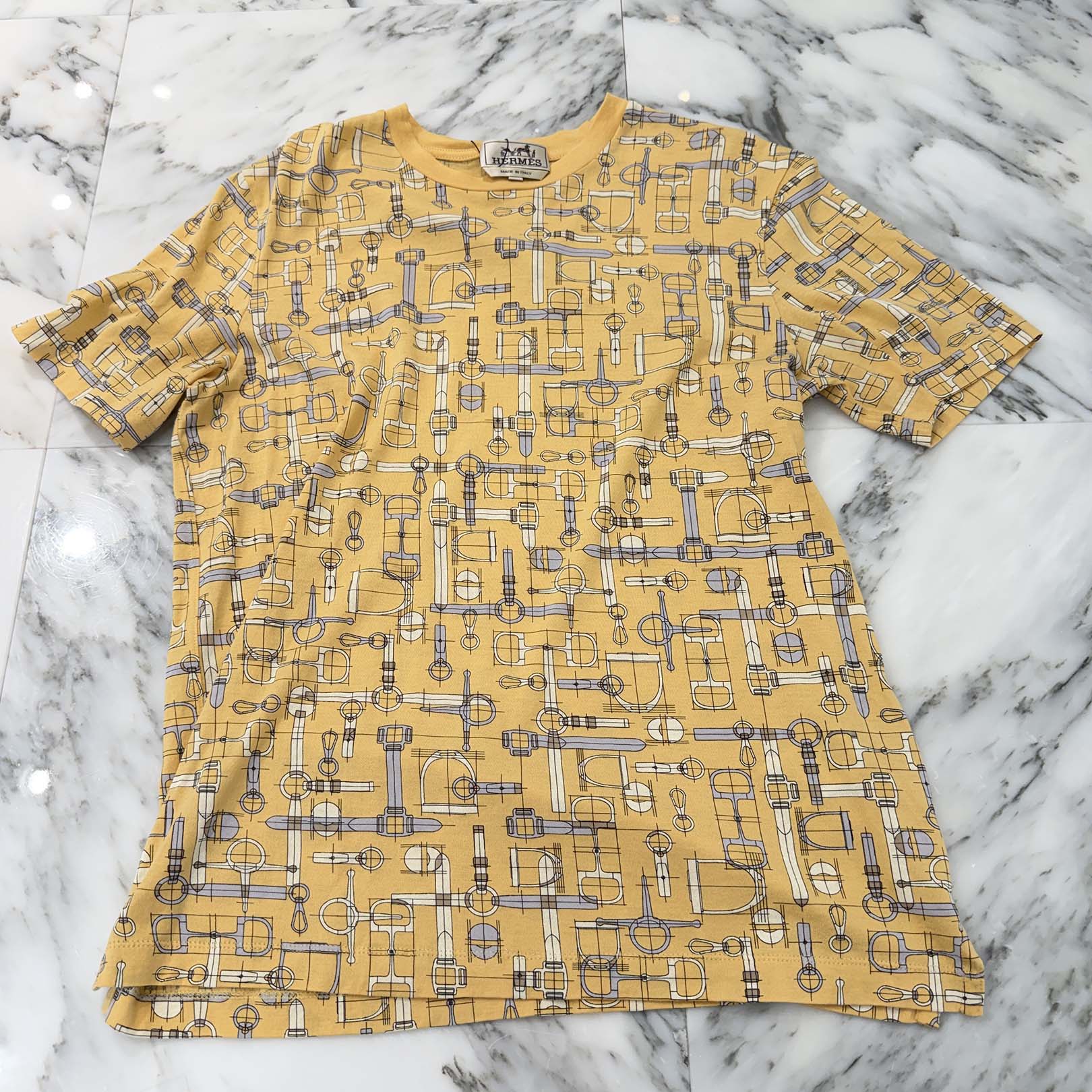 HERMES 2020SS Labyrinthe Equestre Crew Neck Short Sleeve Tee H037735 Size XS エルメス ラビリンス・エケストル クルーネック ショートスリーブ Tシャツ 半袖カットソー 馬具柄 総柄 イエロー サイズXS【260327】【中古-A】｜メメントスオンライン店
