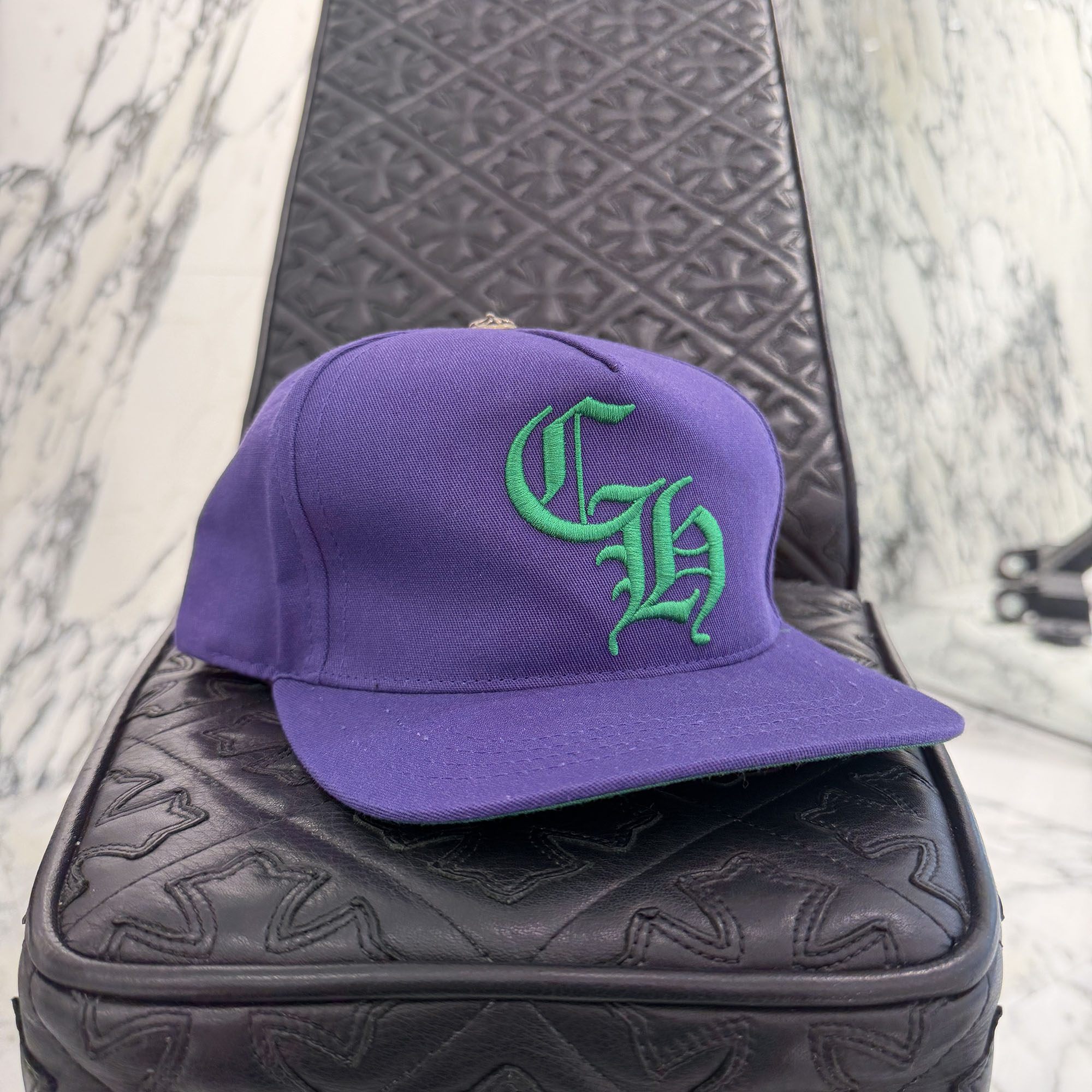 CHROME HEARTS CH Logo Embroidery Trucker Cap Size ONE SIZE (53-60) クロムハーツ CHロゴ刺繍 トラッカーキャップ ベースボールキャップ 帽子 クロスボール ロゴ刺繍 パープル×グリーン サイズONE SIZE (53-60)【260331】【中古-A】|メメントスオンライン店