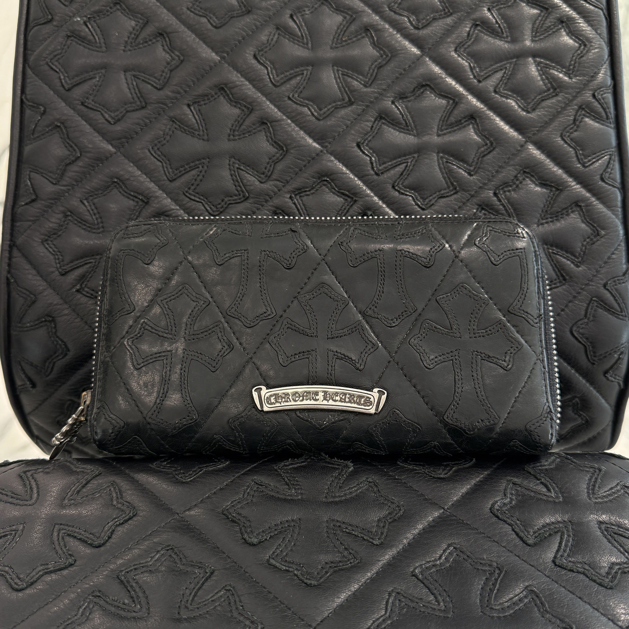 CHROME HEARTS Cemetery Cross Leather Patch Quilting Leather Wallet クロムハーツ セメタリークロス レザーパッチ キルティング レザーウォレット ラウンドジップ 長財布 カーフスキン レザーパッチ ダガージップ シルバー925 ブラック【260402】【中古-B】｜メメントスオンライン店