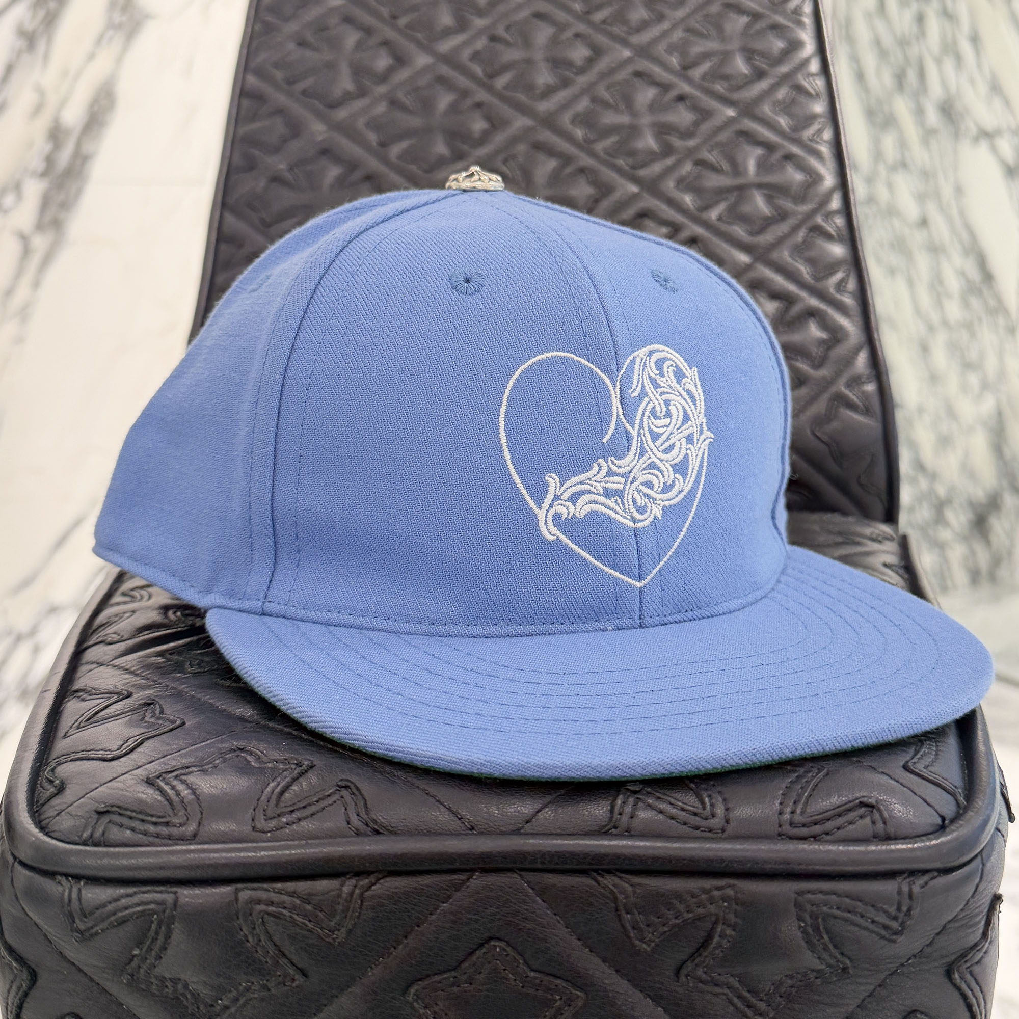 CHROME HEARTS 2024AW VINY HEART \" LOVE YOU \"" Base Ball Cap Size 7 1/2 (59.6糎) クロムハーツ ヴィニーハート \""ラブユー\"" 野球旗がしら かぶり笠 ハート型刺しゅう CHロゴタイプ クロスボール 青色×白いこと 大きさ7 1/2 (59.6糎)【260405】【新古品】"