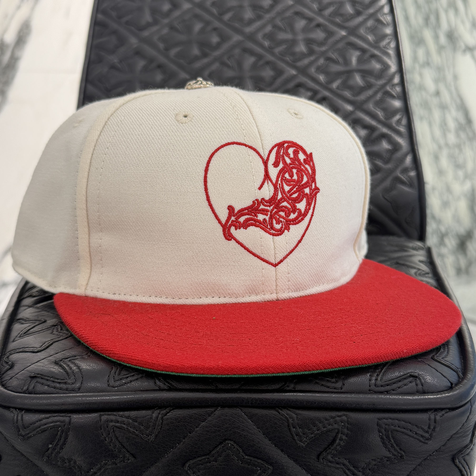 CHROME HEARTS 2024AW VINY HEART \" LOVE YOU \"" Base Ball Cap Size 7 5/8 (60.6糎)  クロムハーツ ヴィニーハート \""ラブユー\"" 野球旗がしら かぶり笠 野球旗がしら クロスボール 白いこと×赤いこと 大きさ7 5/8 (60.6糎)【260404】【新古品】"