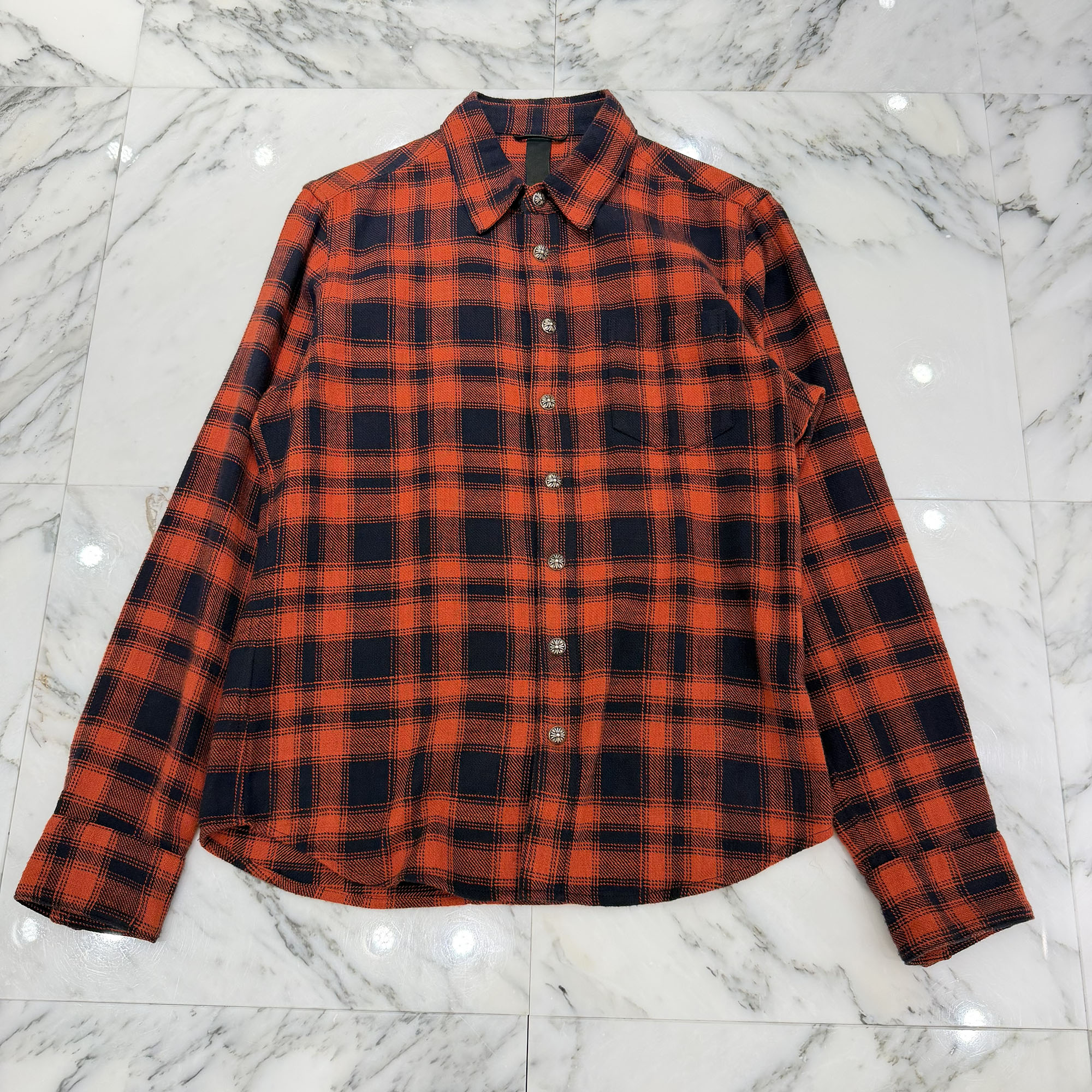 CHROME HEARTS Loose Ends Cross Leather Patch Check Shirt Size S クロムハーツ ルーズエンド レザークロスパッチ 読み合わせるプルオーバー トップ クロスボールボタン なめし革継ぎ切れ 年寄りのCr 赤いこと×黒いこと 大きさS【260404】【中古-A】