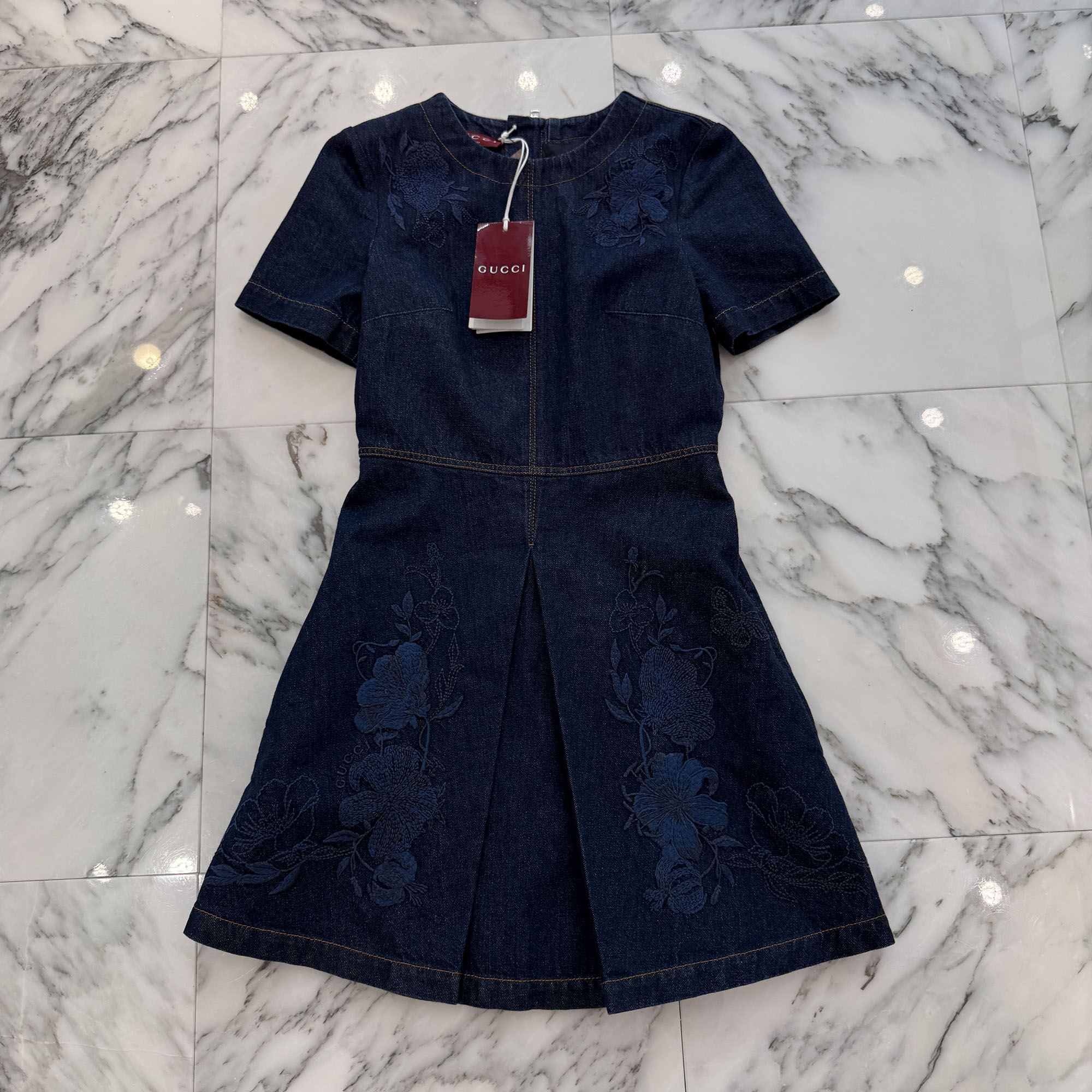 GUCCI 2024SS Floral Embroidery Denim Dress 828556 XDDBR Size 36 グッチ フローラル刺しゅう ジーンズ御召しもの ジーンズ衣装 花柄刺しゅう ロゴタイプ刺・墸 ロゴタイプ目じるしジップ レディース大きさ インディゴ 大きさ36【260405】【新古品】