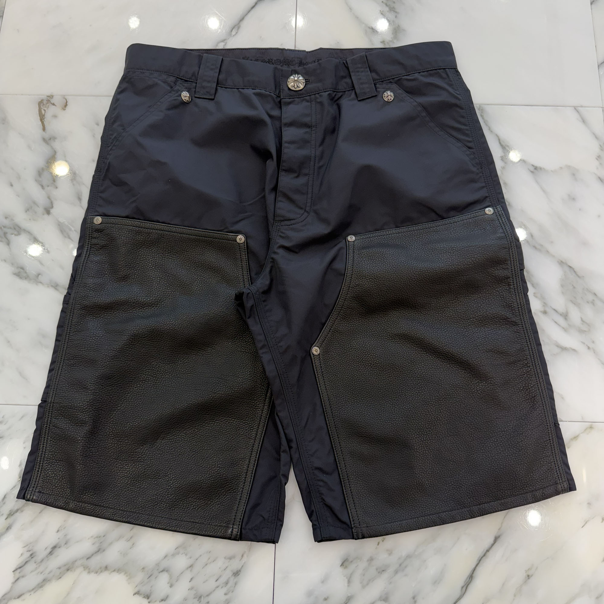 CHROME HEARTS Carpenter Double Knee Leather Cross Patch Nylon Shorts Size 32 クロムハーツ 飛騨工 ダブルニー レザークロスパッチ ナイロン さる股引き 二分の一ズボン下 はりつけ台継ぎ切れ クロスボール 黒いこと 大いさ32【260406】【新古品】