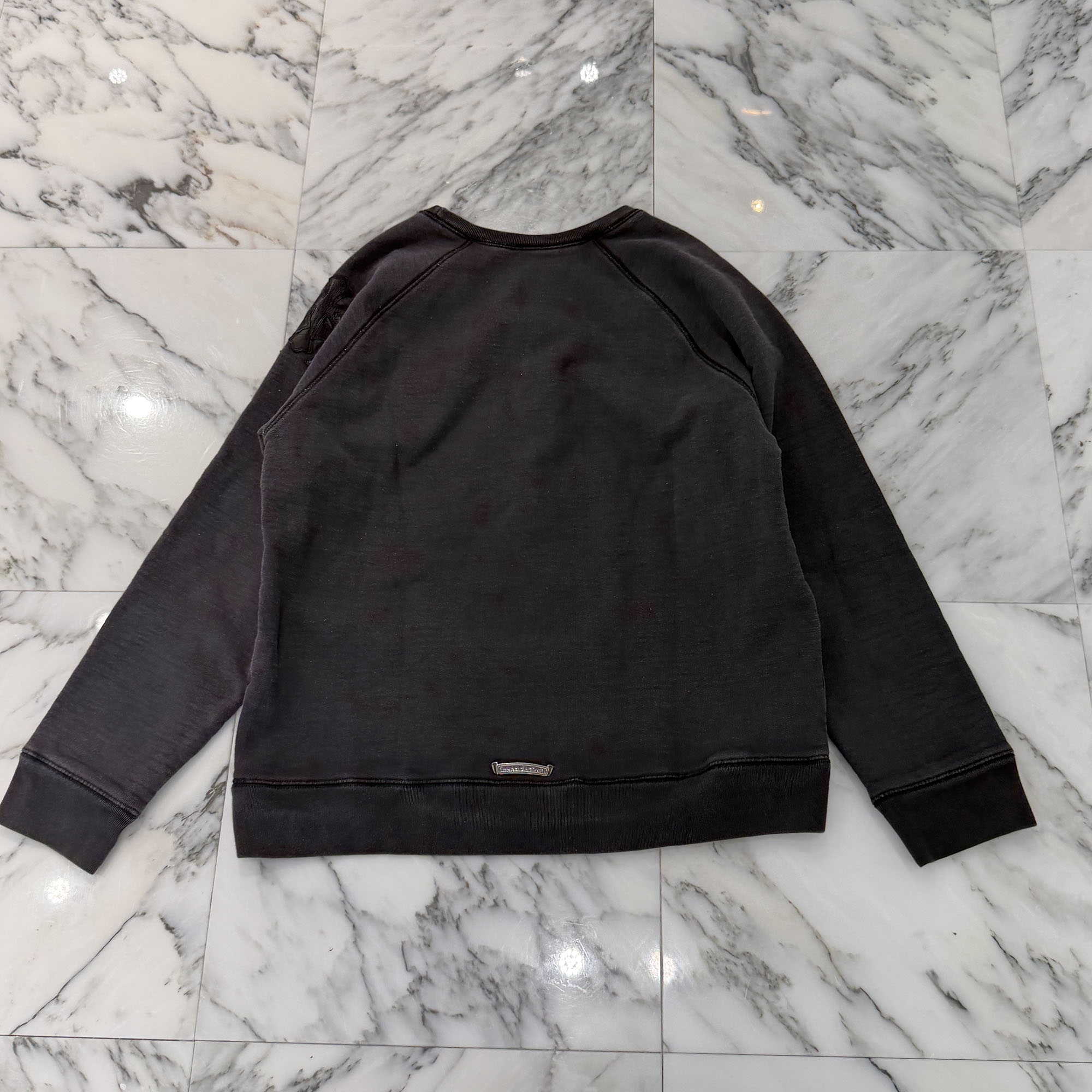 CHROME HEARTS Y NOT 3 Cemetery Cross Leather Patch Sweatshirt Size L クロムハーツ ワイノット 3セメタリークロス レザーパッチ スウェットシャツ クルーネックトレーナー クロスパッチ シルバーロゴプレート チャコール サイズL【260408】【中古-B】｜メメントスオンライン店