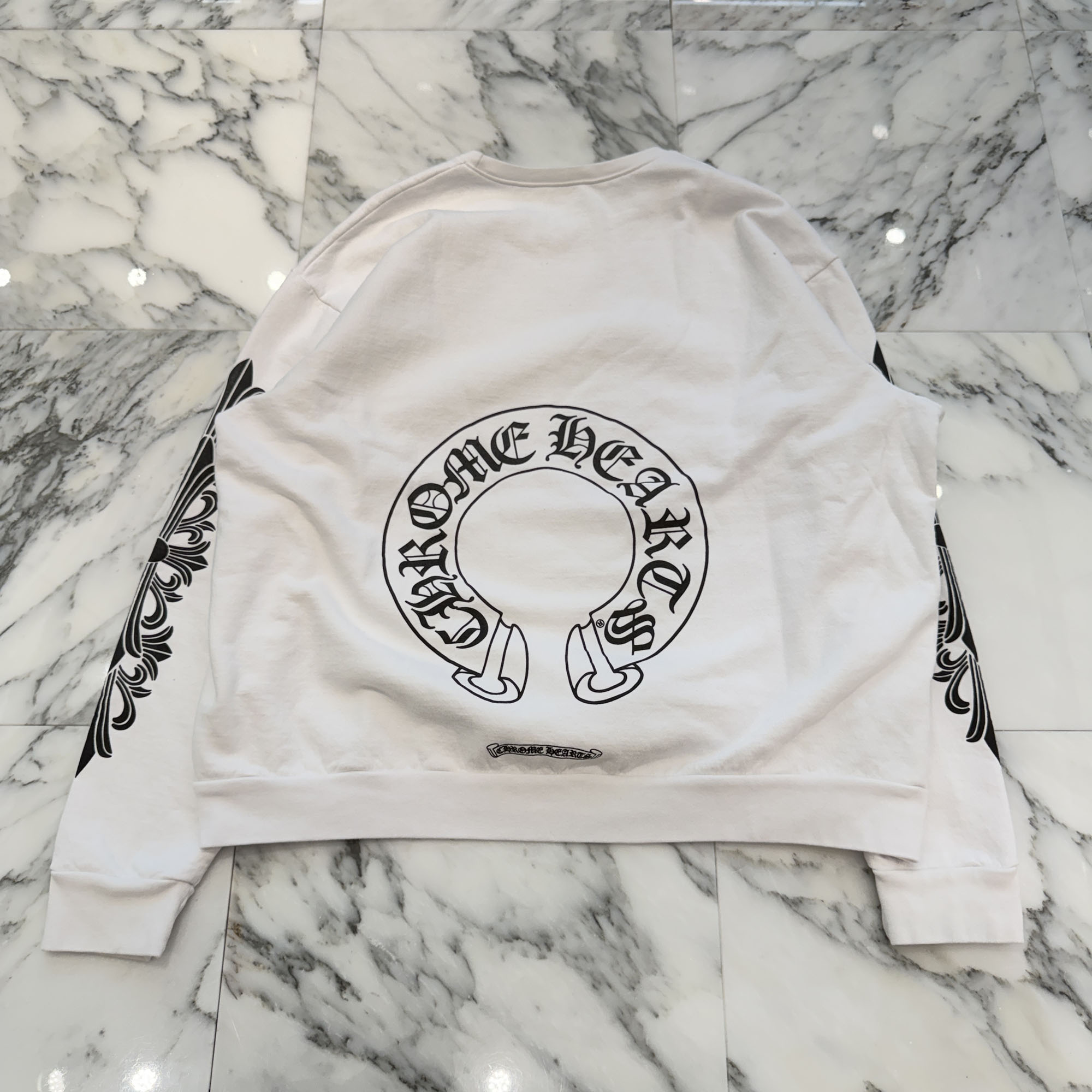 CHROME HEARTS Floral Cross Horseshoe Crewneck Sweat Shirts Size XL クロムハーツ フローラルクロス 馬沓 労働者の一団のど首 トレイナー 調教師 袖刷り上げる スクロールロゴタイプ 白いこと×黒いこと 大きさXL【260409】【中古-A】