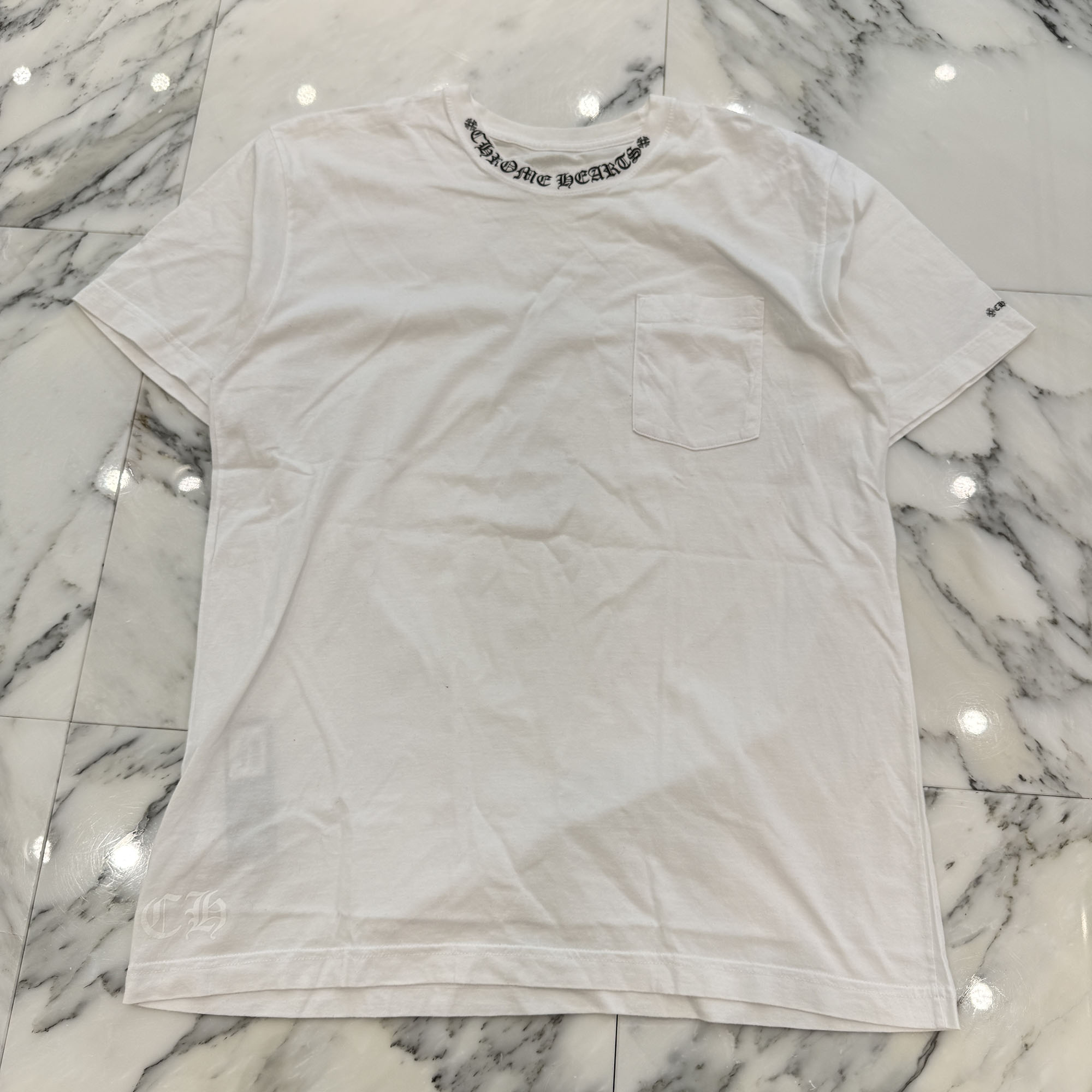 CHROME HEARTS Neck Logo Tee Size XL クロムハーツ 素っ首ロゴタイププルオーバー 半袖カットソー ポケT 袖刷り上げる 白いこと×黒いこと 大きさXL【260409】【中古-A】