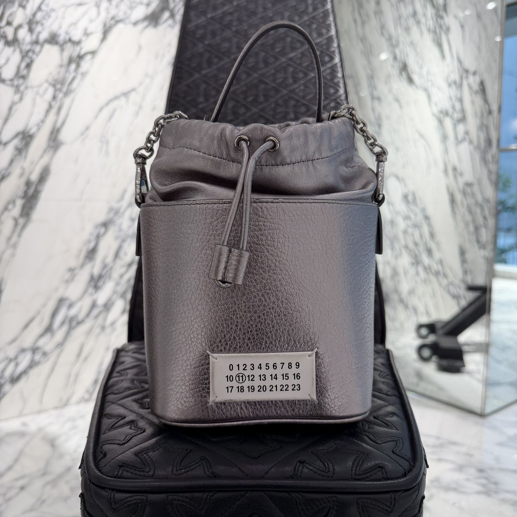 Maison Margiela 2024AW 5AC Bucket Bag S61WG0035 P6749 H3809 メゾンマルジェラ 5AC 井戸釣瓶御徒面子 ショルダーバッグ なめし革御徒面子 メタリック グレイニーレザー ロゴタイプ継ぎ切れ\u0026nbsp;2WAY ロゴタイプ しろがね色金具 しろがね色【260410】【中古-B】