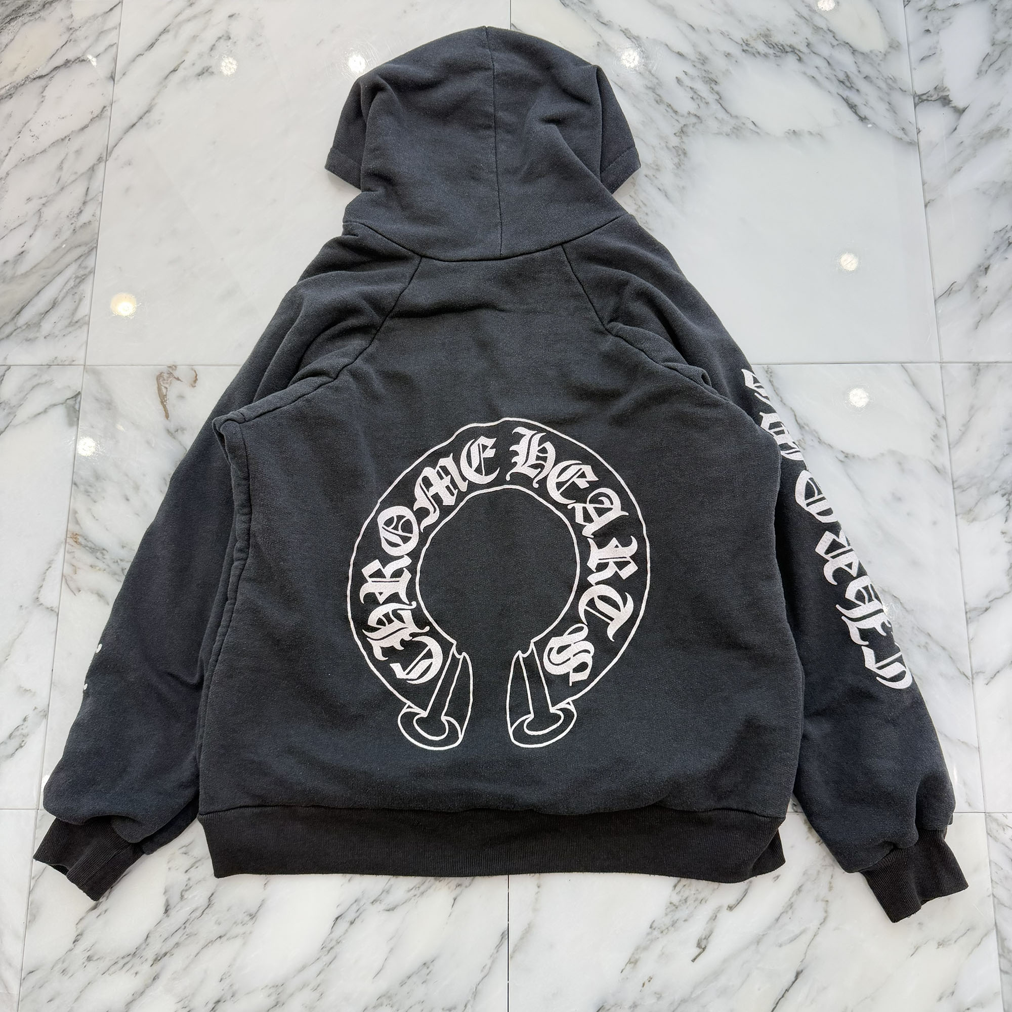 CHROME HEARTS Hooded Fuck You Horseshoe Pullover Hoodie Size M クロムハーツ ファックユー 馬沓 プルオーバーフーディ ティーシャツパーカー ボンネットロゴタイプ 袖ロゴタイプ 年寄りのCr すべり出しCr 裏地メッシュ 濃灰色×白いこと 大きさM【260411】【中古-B】