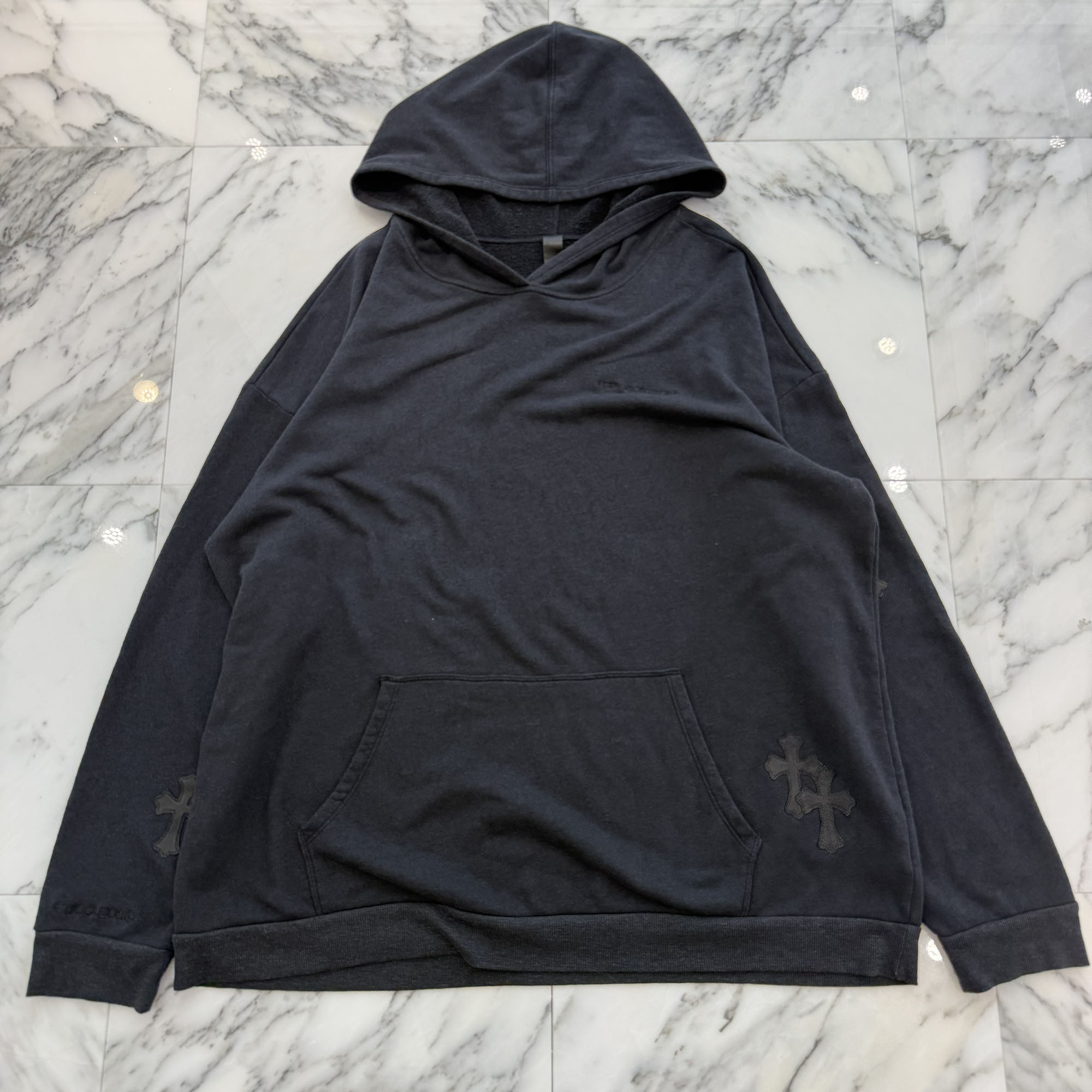 CHROME HEARTS Y NOT Cemetery Cross Leather Patch Pullover Hoodie Size XL クロムハーツ ワイ航空マイル セメタリークロスレザーパッチ ティーシャツ フーディー ティーシャツパーカー なめし革継ぎ切れ はりつけ台継ぎ切れ FUCKYOU 裏起毛 黒いこと 大きさXL【260411】【中古-A】