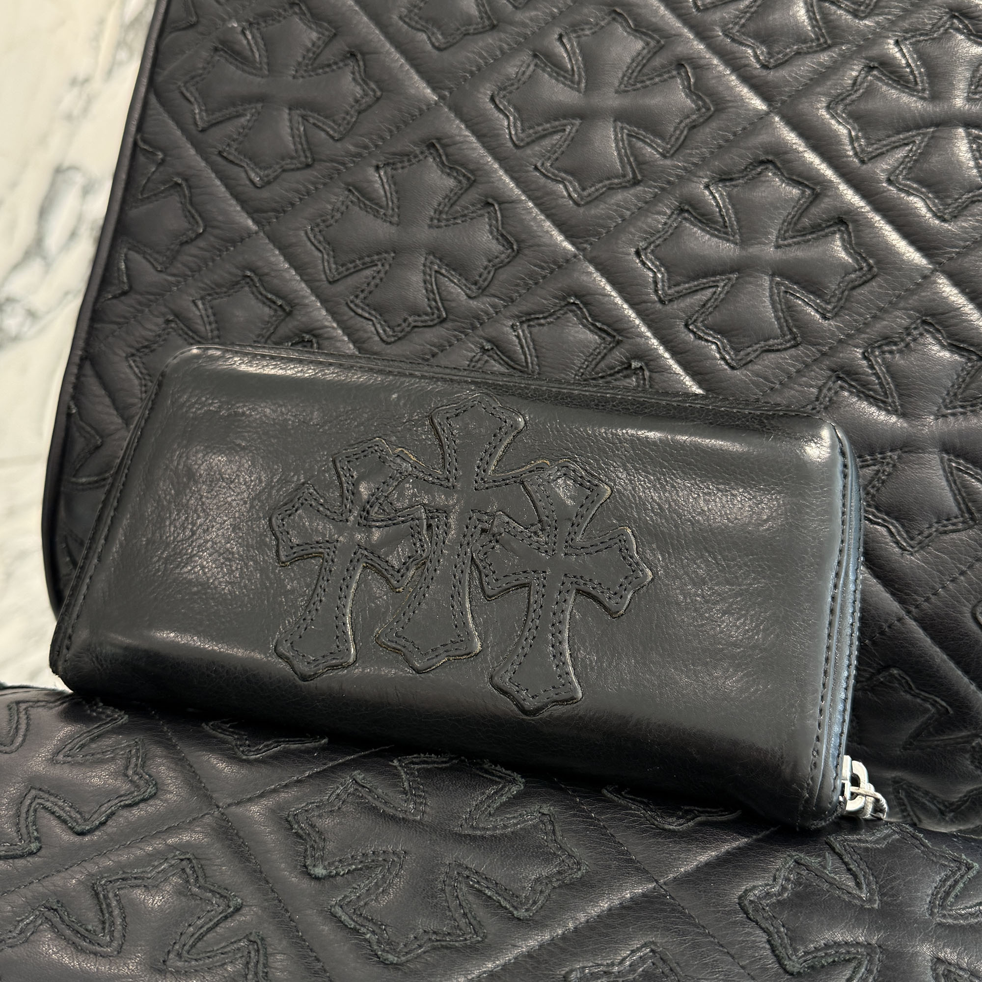 CHROME HEARTS 3 Cemetery Cross Leather Patch REC F ZIP Wallet クロムハーツ 3セメタリークロス なめし革継ぎ切れ レック F ジップ ウォレット ラウンドチャック 長金入れ なめし革継ぎ切れ ダガージップ しろがね色925 黒いこと【260412】【中古-B】