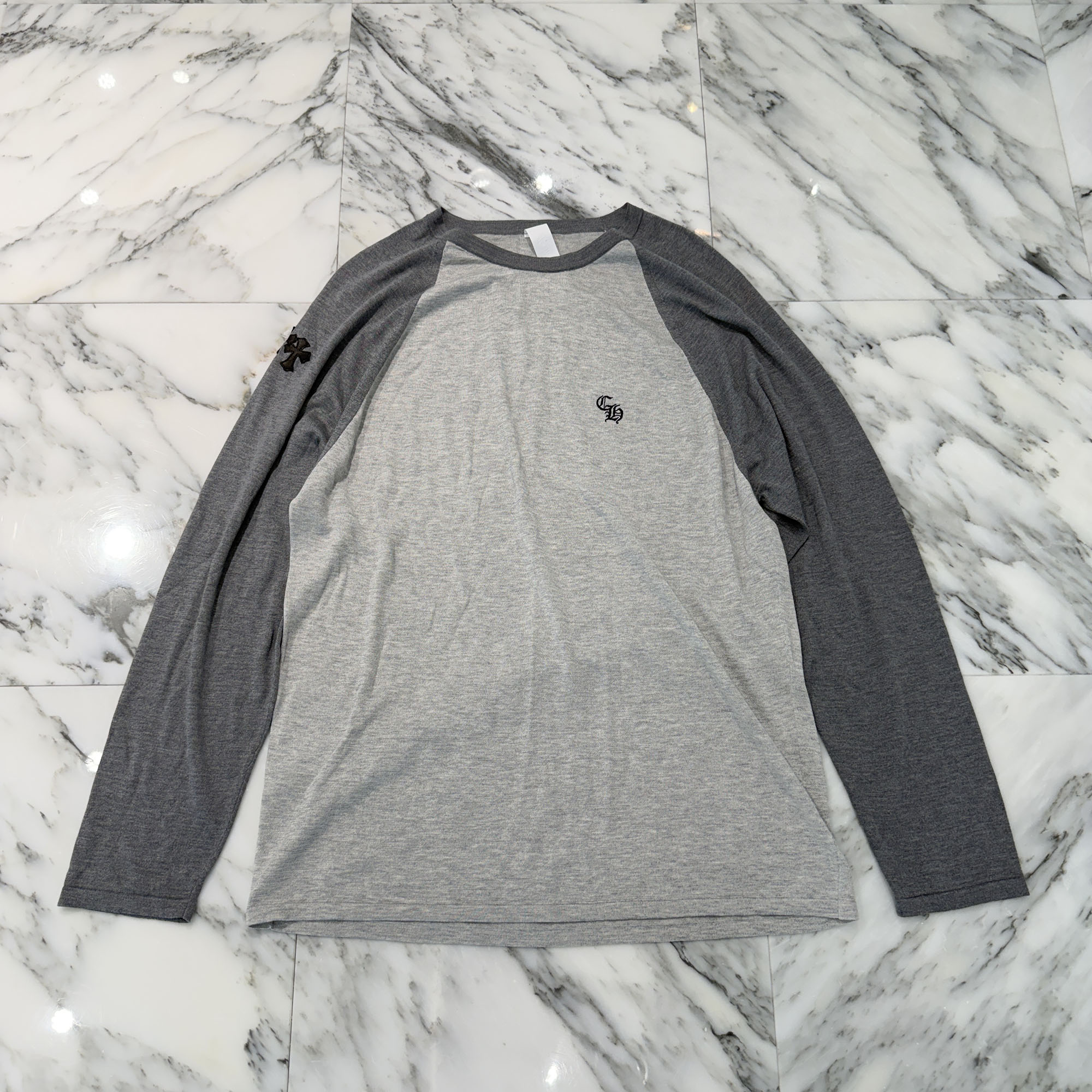 CHROME HEARTS 2026SS 3 Cross Patch CH Logo Embroidery Raglan Long Sleeve Tee Size L クロムハーツ 3はりつけ台継ぎ切れ CHロゴタイプ刺しゅう ラグラン ロング衣袂ティーシャツ 長袖カットソー ロンT ロゴタイプ刺・墸 はりつけ台継ぎ切れ ともし火薄墨色×薄墨色 大いさL【260412】【新古品】