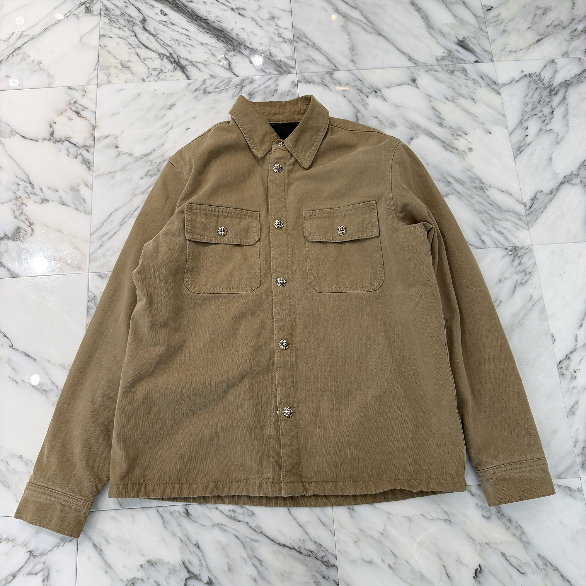 CHROME HEARTS Y NOT WORK DOG Herringbone Shirt Jacket Size L クロムハーツ ワイ航空マイル ワークドッグ 杉綾模様 プルオーバー上衣 中綿上衣 クロスボールかざり付ける 胸隠し 2隠し 総柄 ベージュ 大きさL【260412】【中古-A】