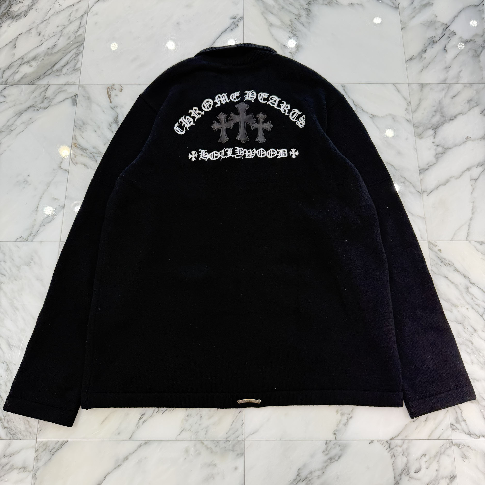 CHROME HEARTS Y NOT King Taco 3 Cemetery Cross Leather Patch Cashmere Knit Cardigan Size XL クロムハーツ ワイ航空マイル 第一人者タコ 3セメタリークロスレザーパッチ カシミヤ編み物 ジレー しろがね色金具 黒いこと×白いこと 大いさXL【260413】【中古-A】