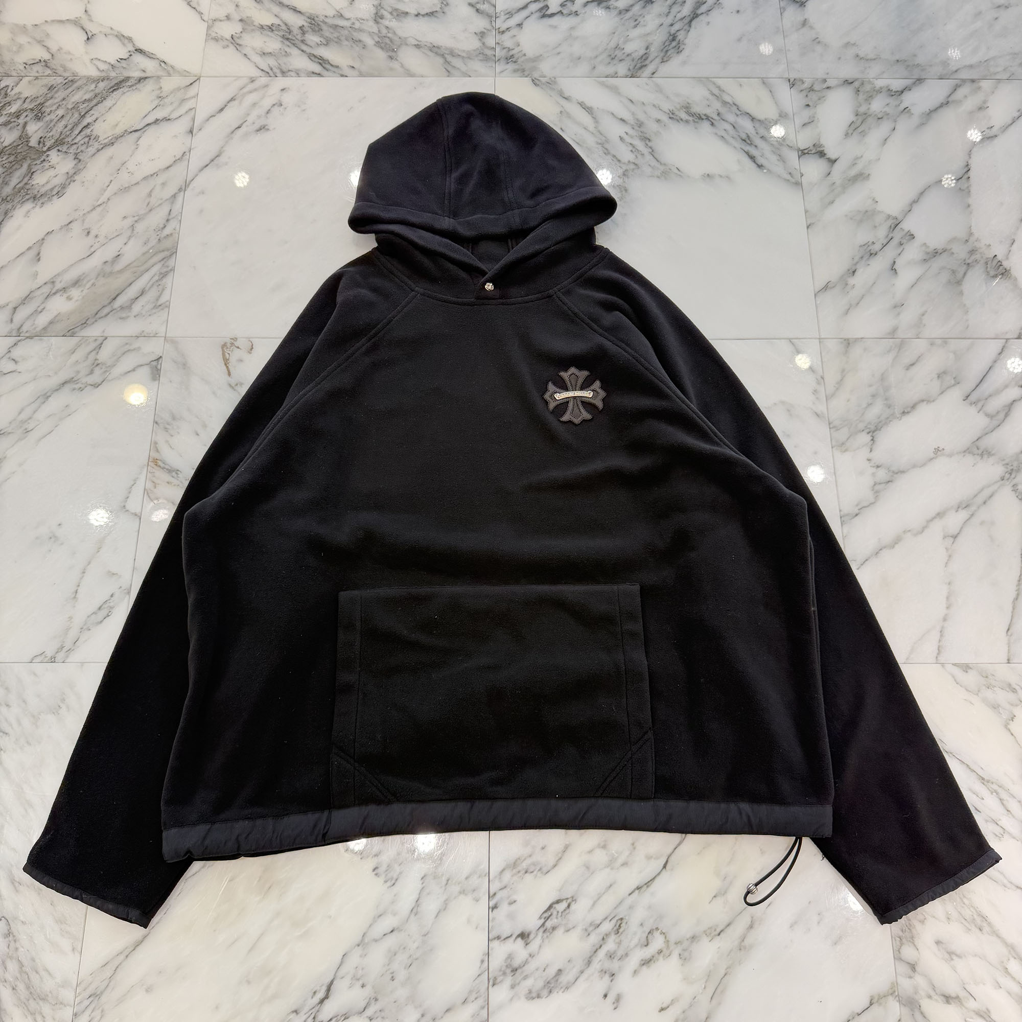 CHROME HEARTS Y NOT CH Plus Leather Patch Fleece Hoodie Size L クロムハーツ ワイ航空マイル CH足し加える なめし革 はりつけ台 継ぎ切れ フリース フーディ ティーシャツパーカー クロスボールボタン スクロール下げ札 ドローストリング 黒いこと 大いさL【260523】【新古品】