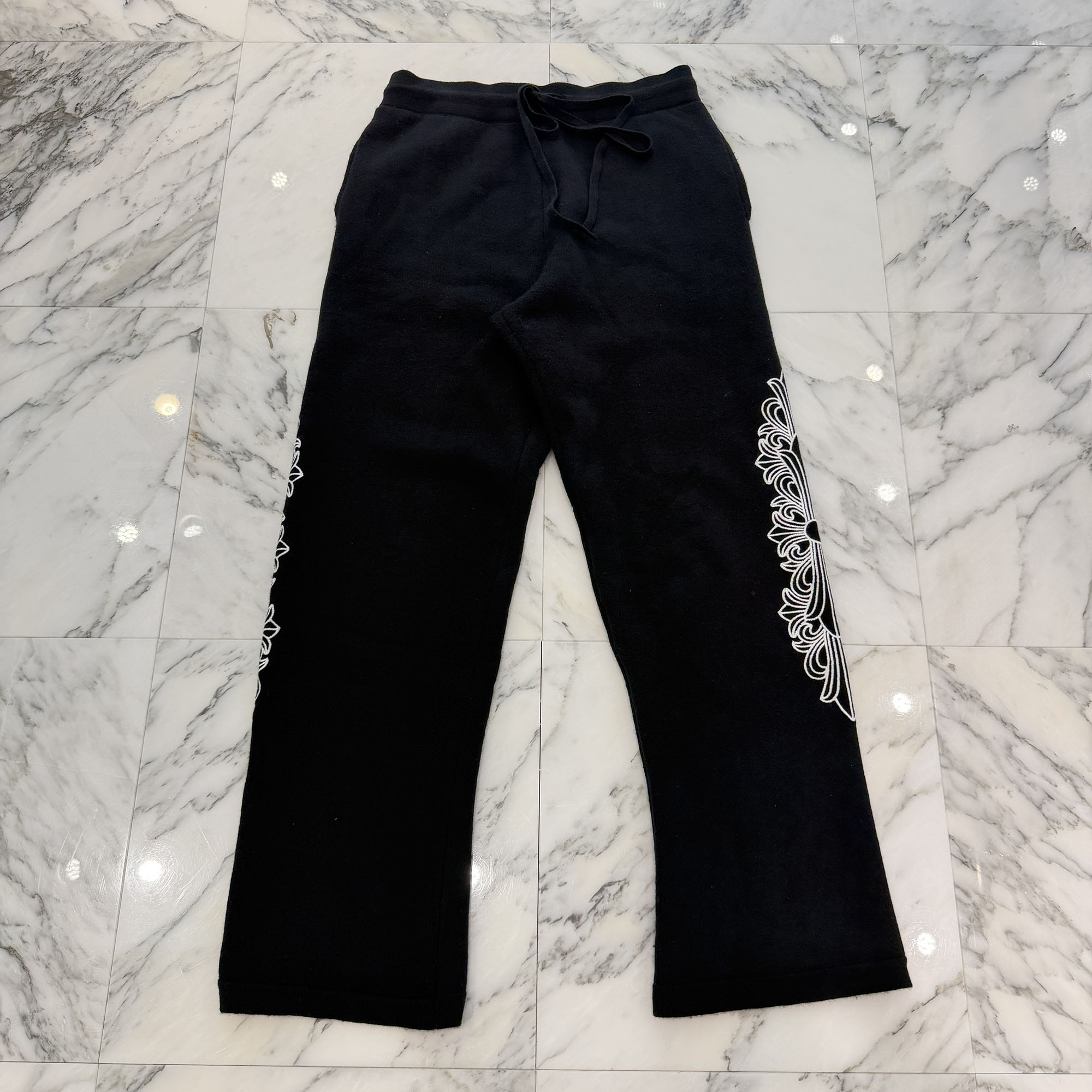 CHROME HEARTS Y NOT Floral Cross Embroidery Cashmere Knit Long Pants Size M クロムハーツ ワイ航空マイル フローラルクロス刺しゅう カシミヤニットロングパンツ サイドフローラル刺しゅう 裏起毛 カシミール原料品 黒いこと×白いこと 大きさM【260413】【中古-A】