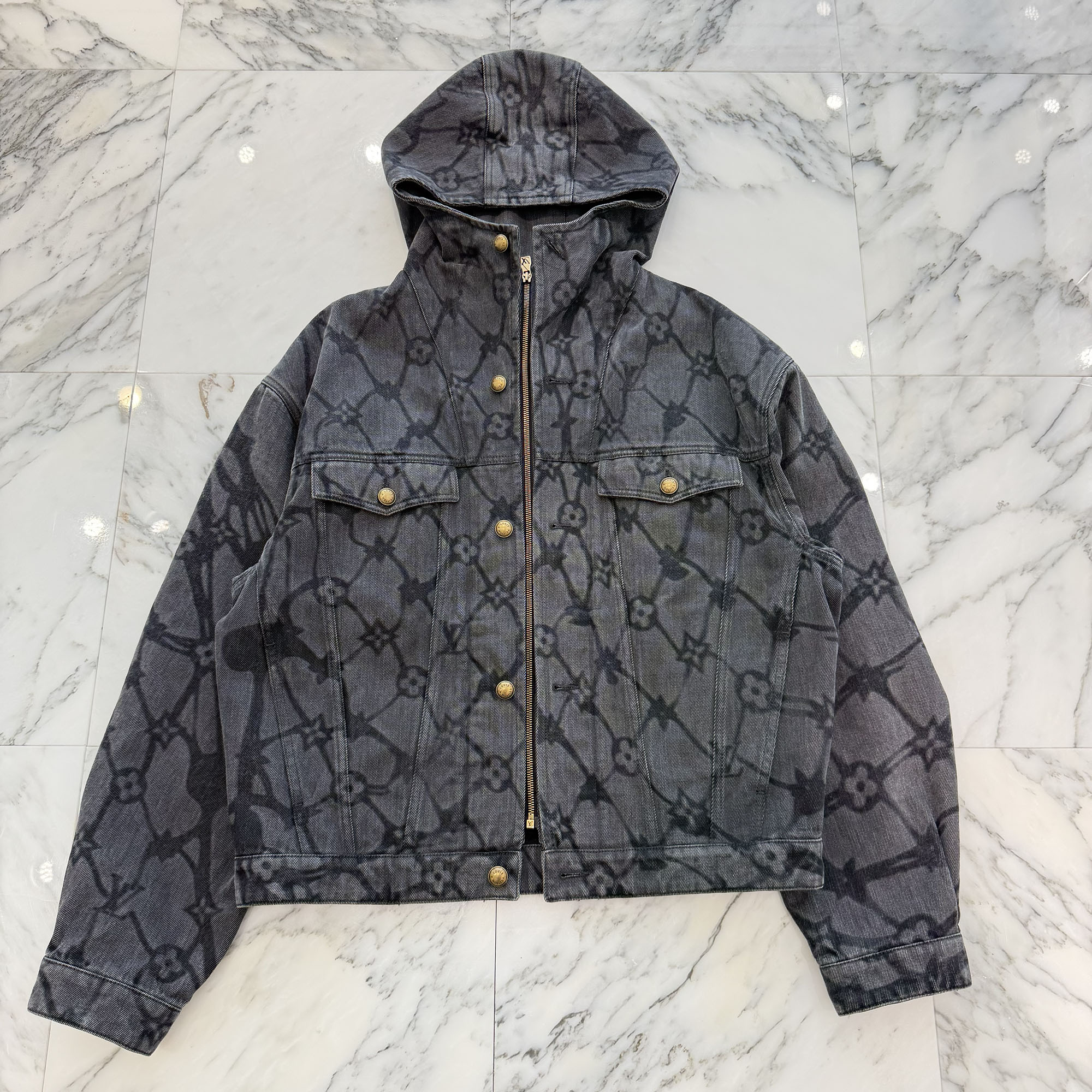 LOUIS VUITTON 2024SS Monogram Hoodie Denim Jacket HRA15W Size 50 ルイヴィトン モノグラム フーディ ジーンズ 上衣 ジップアップジャケット モノグラム 総柄 ロゴタイプ目じるし金具 ハイネック 薄墨色×黒いこと 大きさ50【260414】【中古-A】