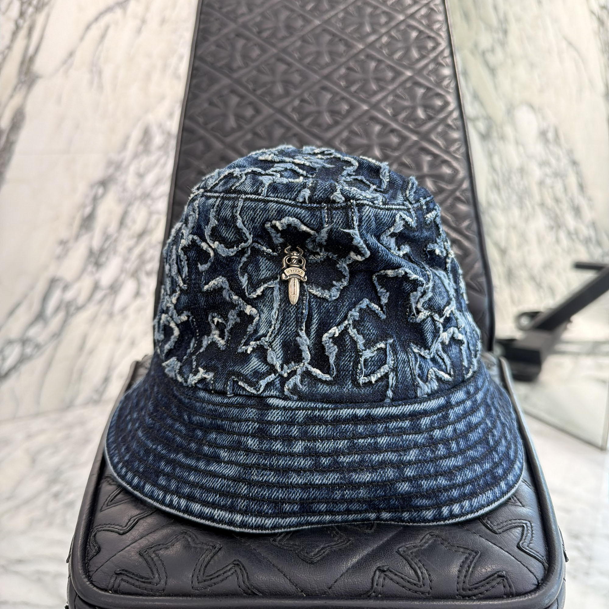 CHROME HEARTS Dagger Cross Patch Denim Bucket Hat Size S (56珊) クロムハーツ ダガークロスパッチ ジーンズ 井戸釣瓶かぶり笠 バケハ 鳥打ち帽 ジーンズ出どころ シルバーダガーかざり付ける ジーンズ継ぎ切れ インディゴ 大きさS (56珊)【260414】【中古-A】
