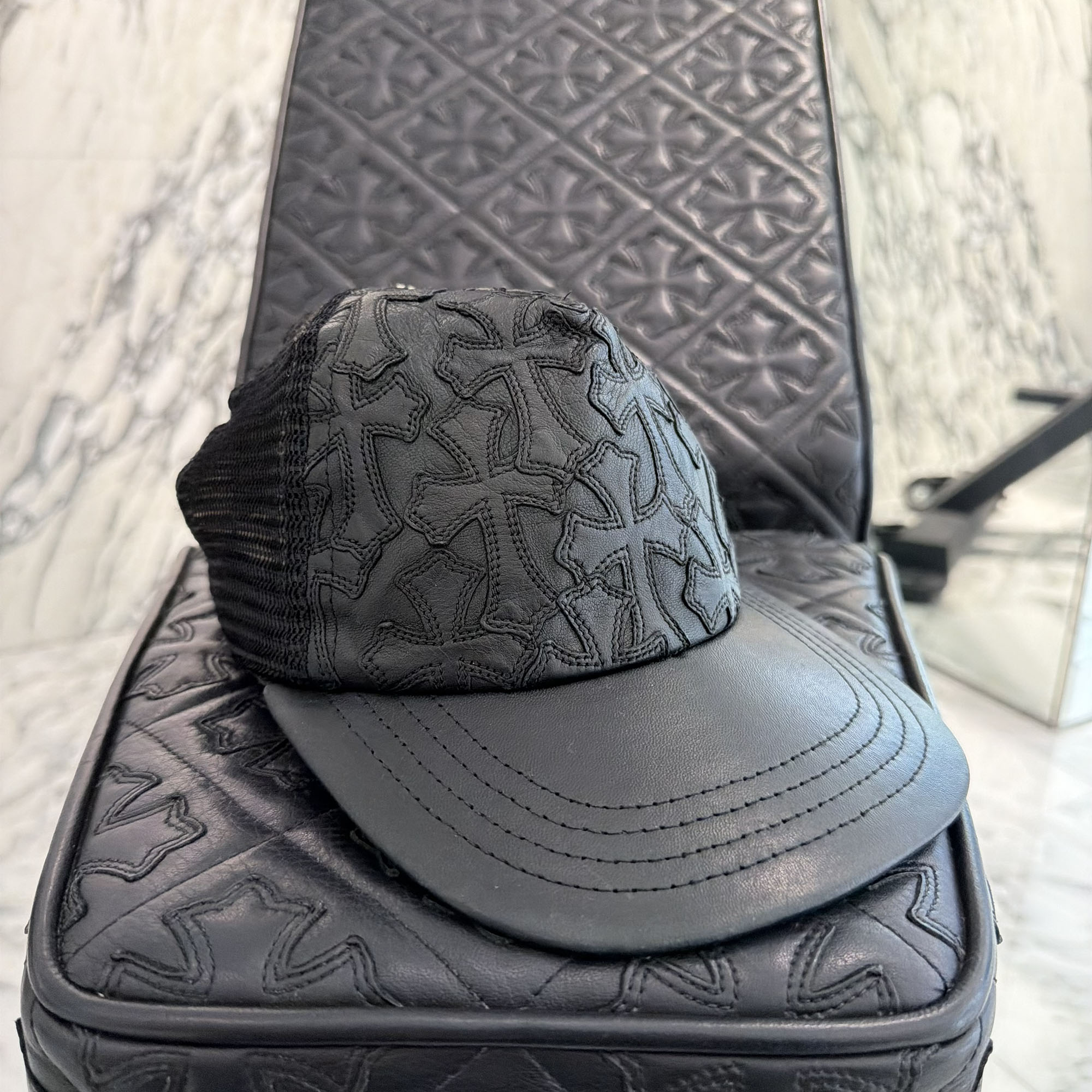 CHROME HEARTS Cemetary Cross Leather Patch Trucker Cap クロムハーツ セメタリークロスレザーパッチトラッカーキャップ メッシュ旗がしら 総柄 クロスボール 鳥打ち帽 子ヒツジなめし革 黒いこと【260414】【中古-B】