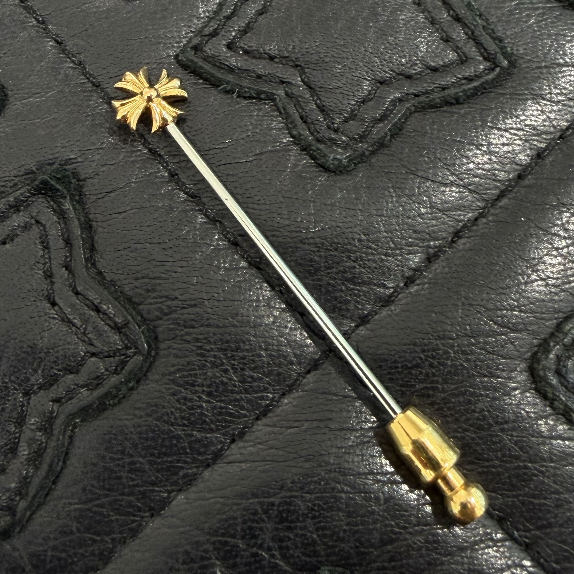 CHROME HEARTS 22K CH Plus Stick Lapel Pin クロムハーツ 22K CH足し加える 突っ支い棒 ラペルいの一番 隠しいの一番 添え物 22金 ゴールド×しろがね色【260415】【中古-A】