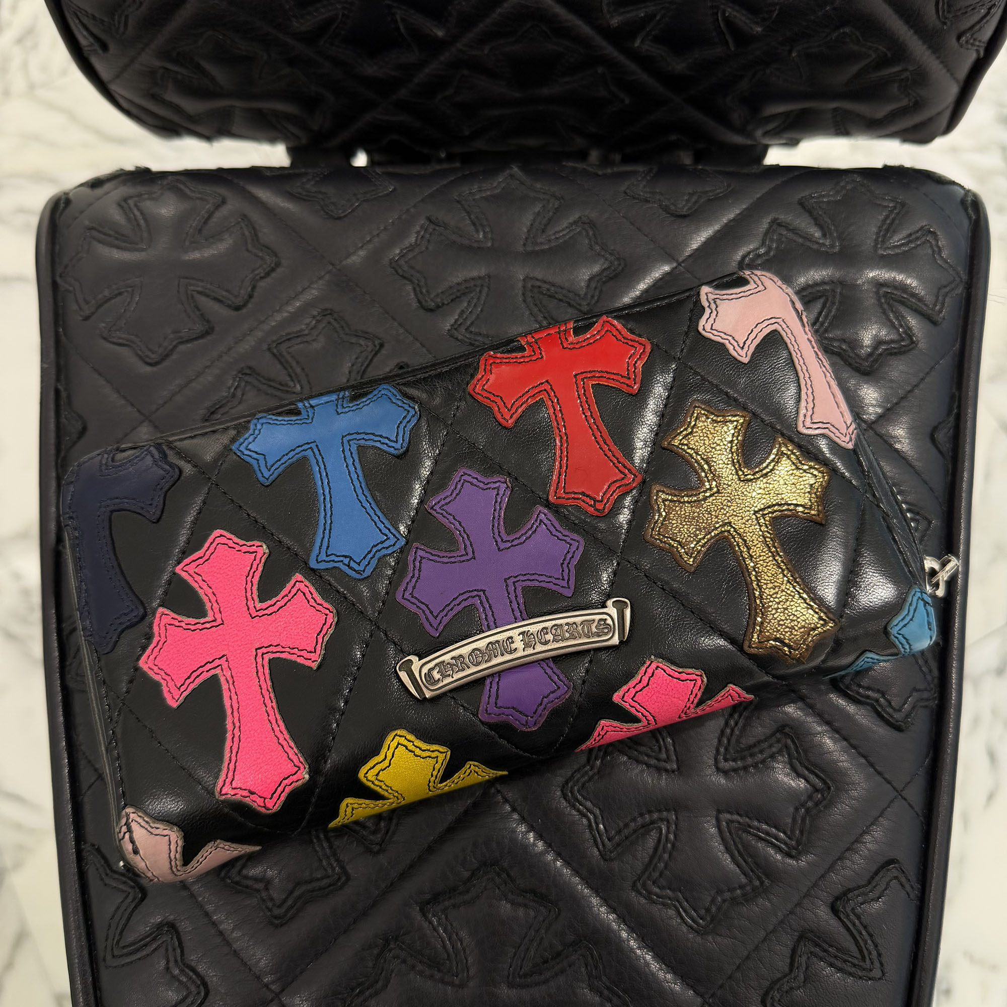 CHROME HEARTS Multi Cemetery Cross Leather Patch Quilting Wallet  クロムハーツ マルチ セメタリークロス なめし革継ぎ切れ キルティング ウォレット 長金入れ レザーウォレット ダガージップ しろがね色一皿 カーフスキン 黒いこと×マルチ色つや【260415】【中古-B】