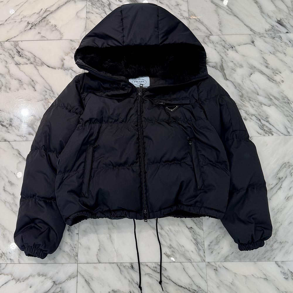 PRADA 2022AW Triangle Logo Re Nylon Padded Down Jacket 291808 S202 1WQ8 Size 44 プラダ トライアングルロゴ リナイロン パデッド ダウン ジャケット ダブルジップ トライアングルロゴプレート 取り外し可能ファー ロゴ刻印金具 ブラック サイズ44【260417】【中古-B】|メメントスオンライン店