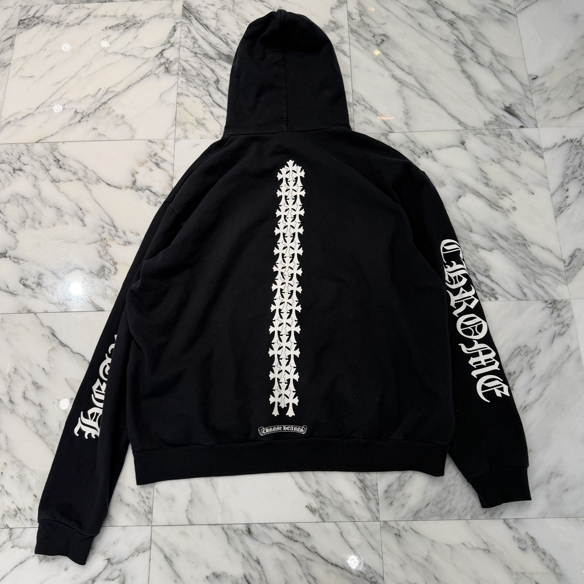 CHROME HEARTS Cross Tire Track Pullover Hoodie Size XL クロムハーツ はりつけ台 タイア貨物自動車 プルオーバーフーディー ティーシャツパーカー 袖刷り上げる スクロールロゴタイプ 拠りどころ刷り上げる CHロゴタイプ 黒いこと×白いこと 大きさXL【260421】【中古-B】