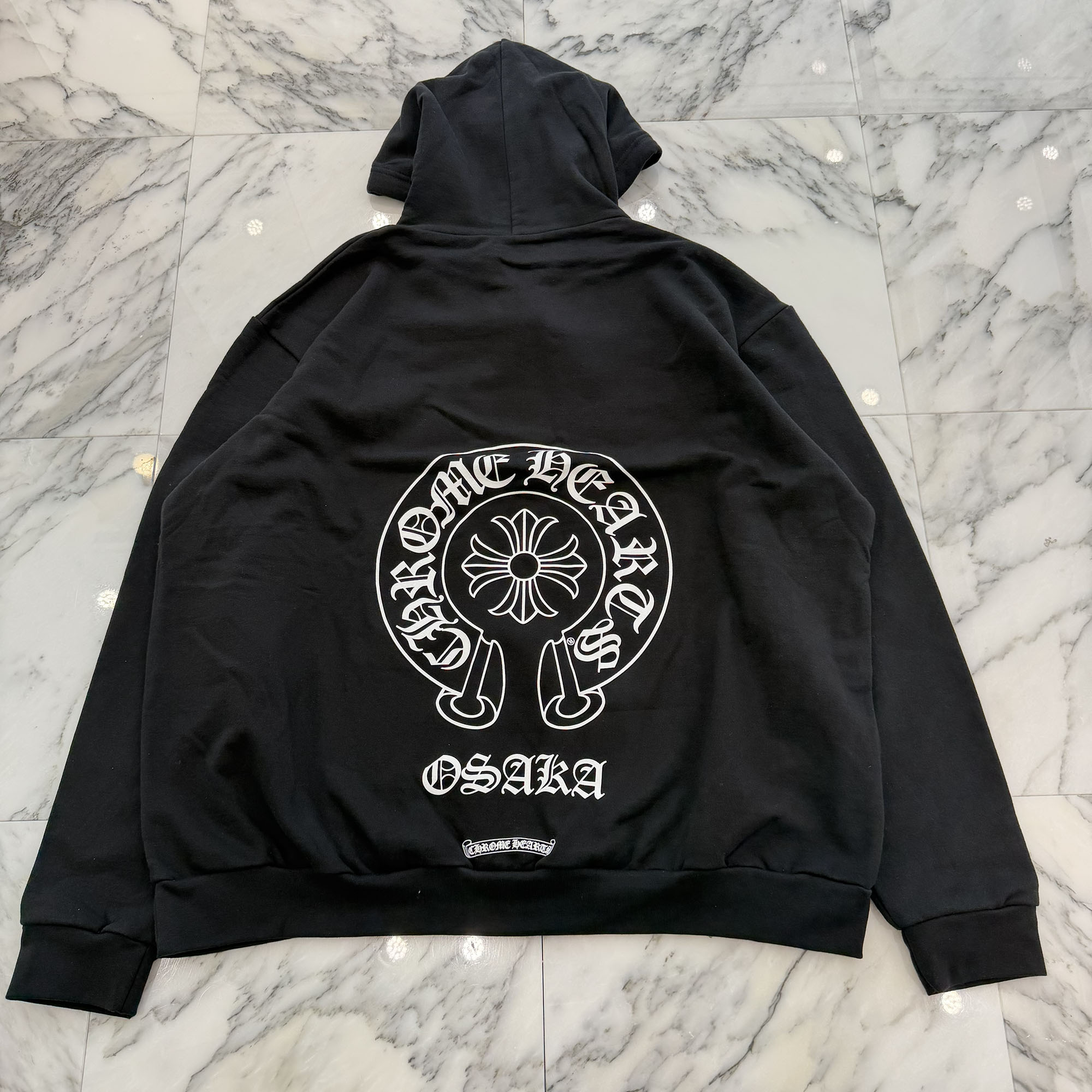 CHROME HEARTS OSAKA Limited Horseshoe Pullover Hoodie Size XXL クロムハーツ 大阪制限事項 鉄蹄 プルオーバーフーディパーカー 胸ロゴタイプ うしろ側刷り上げる ホースシュープリント 黒いこと×白いこと 大いさXXL【260421】【新古品】