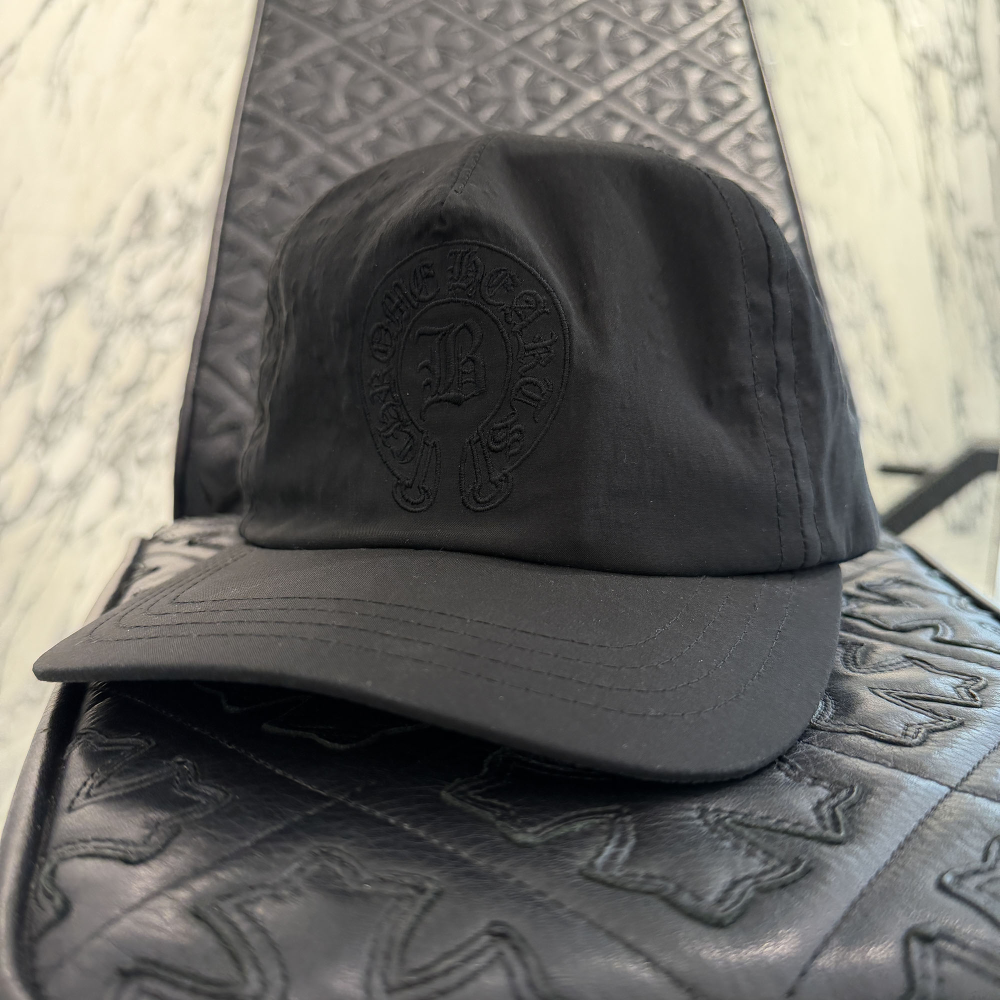 CHROME HEARTS × Bella Hadid Initial Embroidery Silk Trucker Cap Size ONE SIZE (53-60) クロムハーツ × ベラハディッド かしら文字刺しゅう 地絹 トラッカーキャップ 鳥打ち帽 しろがね色一皿 地絹原料品 お仕舞い具なめし革黒いこと 大きさONE SIZE (53-60)【260422】【中古-B】