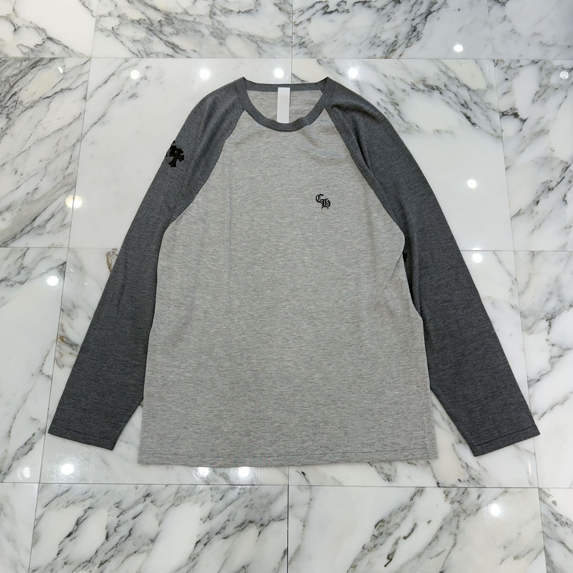 CHROME HEARTS 2026SS 3 Cross Patch CH Logo Embroidery Raglan Long Sleeve Tee Size XL クロムハーツ 3はりつけ台継ぎ切れ CHロゴタイプ刺しゅう ラグラン ロング衣袂ティーシャツ 長袖カットソー ロンT ロゴタイプ刺・墸 はりつけ台継ぎ切れ ともし火薄墨色×薄墨色 大いさXL【260510】【新古品】