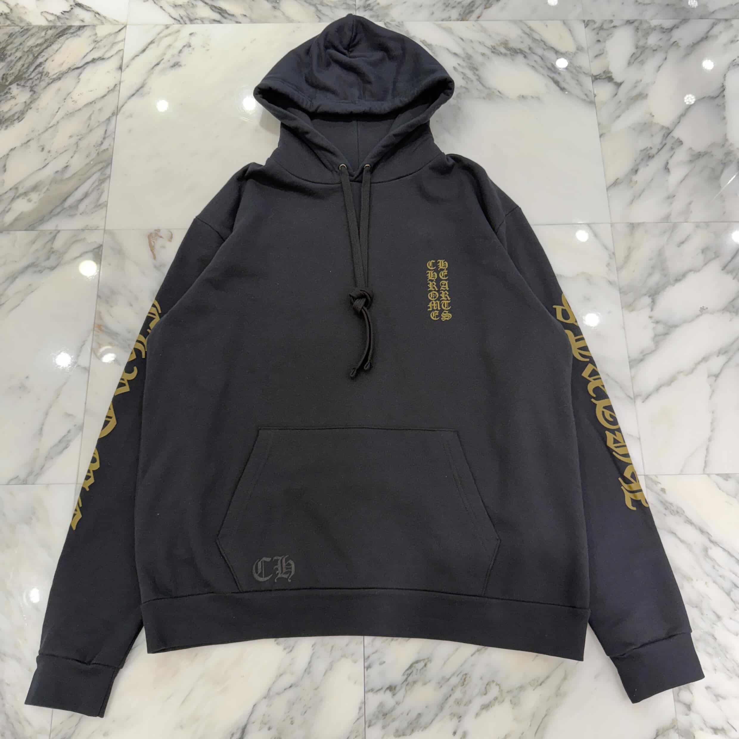 CHROME HEARTS 2026SS Vertical Logo Pullover Hoodie Size L クロムハーツ ヴァーティカルロゴ プルオーバーフーディ プルオーバーパーカー ロゴプリント 袖ロゴ スクロールロゴ ブラック&times;ブラウン サイズL【260423】【新古品】｜メメントスオンライン店