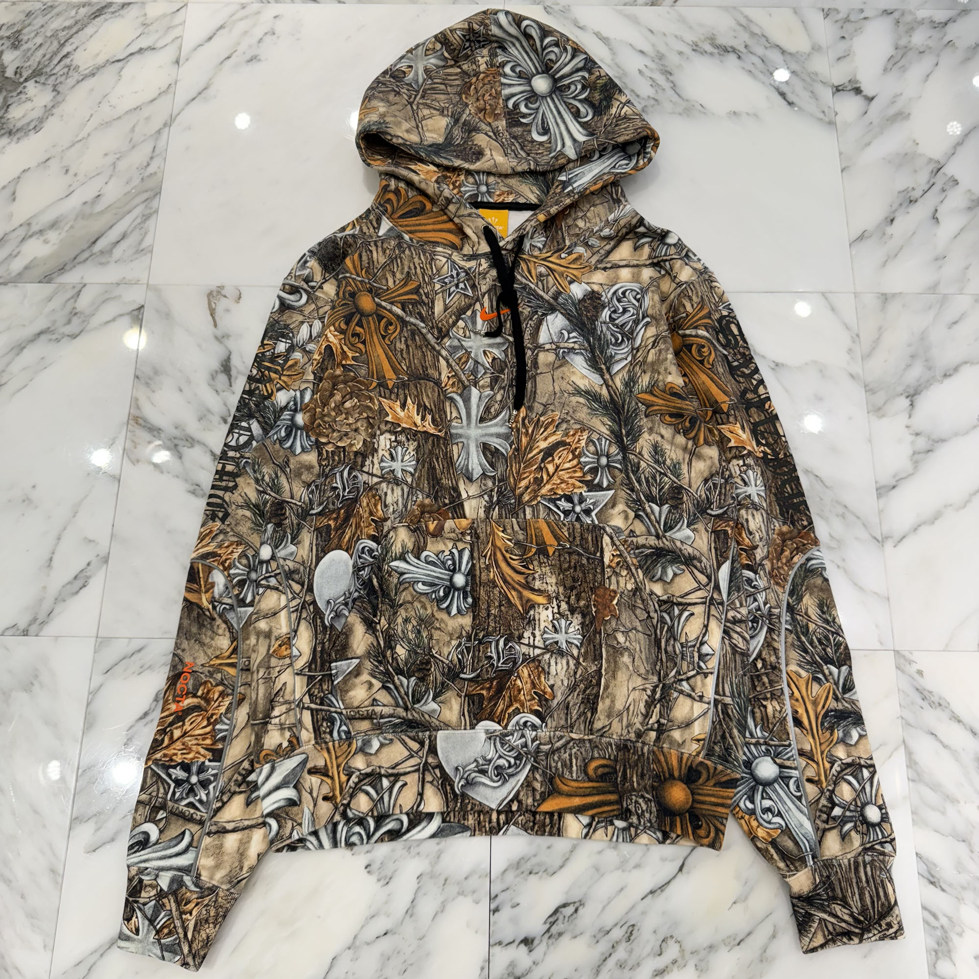 CHROME HEARTS × NIKE × Drake NOCTA 2026SS Camo Horseshoe Pullover Hoodie Size S クロムハーツ×ナイキ×ドレイク ノクタ カモホースシュープルオーバーフーディー ティーシャツパーカー RS3 総柄 トリプルコラボ 合鴨フラ×マルチ色つや 大きさS【260423】【新古品】