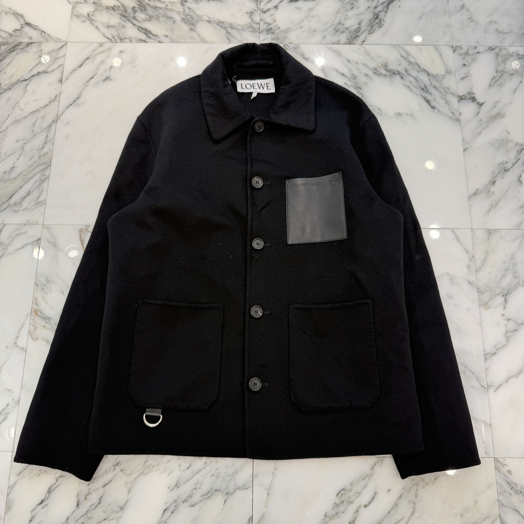 LOEWE Leather Pocket Anagram Work Wear Wool Jacket H526Y03WBE Size 48 ロエベ なめし革衣嚢 アナ瓦 細工物御召しもの 羊毛上衣 なめし革衣嚢 アナグラムロゴ エン元締め製作 ロゴタイプ目じるし金具 ロゴタイプ目じるし名取り草 カシミール混 黒いこと 大きさ48【260424】【中古-A】