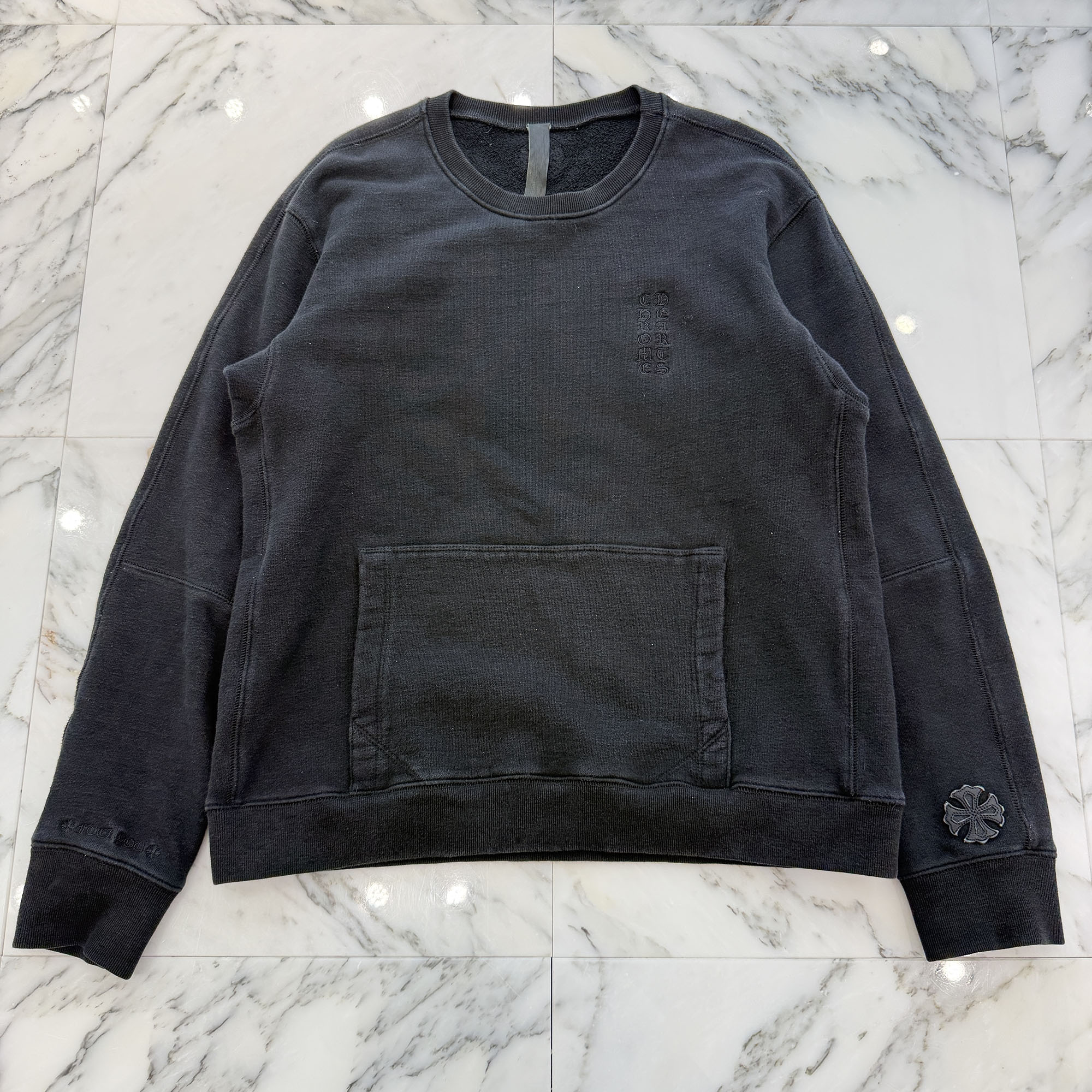 CHROME HEARTS Y NOT Vertical Logo Leather Cross Patch Crew Neck Sweatshirt Size L クロムハーツ ワイ航空マイル ヴァーティカルロゴ レザークロスパッチ 労働者の一団のど首 トレイナー 調教師 はりつけ台継ぎ切れ なめし革継ぎ切れ 黒いこと 大きさL【260424】【中古-B】
