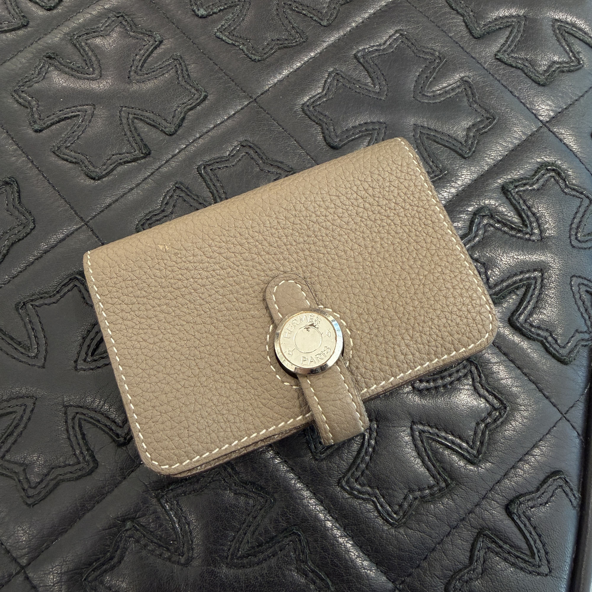 HERMES Dogon Card Wallet \" Etoupe \"" X目じるし エルメス ドゴン カードウォレット \""エトゥープ\"" トリヨンクレマンス コインケース 歌留多入れもの X目じるし 赤銅色【260427】【中古-B】"