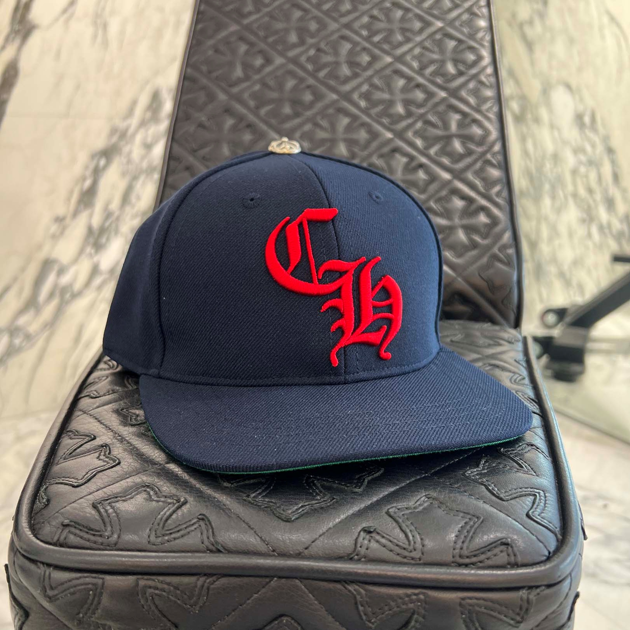 CHROME HEARTS 2025AW CH Logo Embroidery Trucker Cap Size ONE SIZE (51-61) クロムハーツ CHロゴタイプ刺しゅう トラッカーキャップ 野球旗がしら 鳥打ち帽 クロスボール ロゴタイプ刺しゅう 米国海軍×赤いこと×緑であること 大きさONE SIZE (51-61)【260428】【新古品】