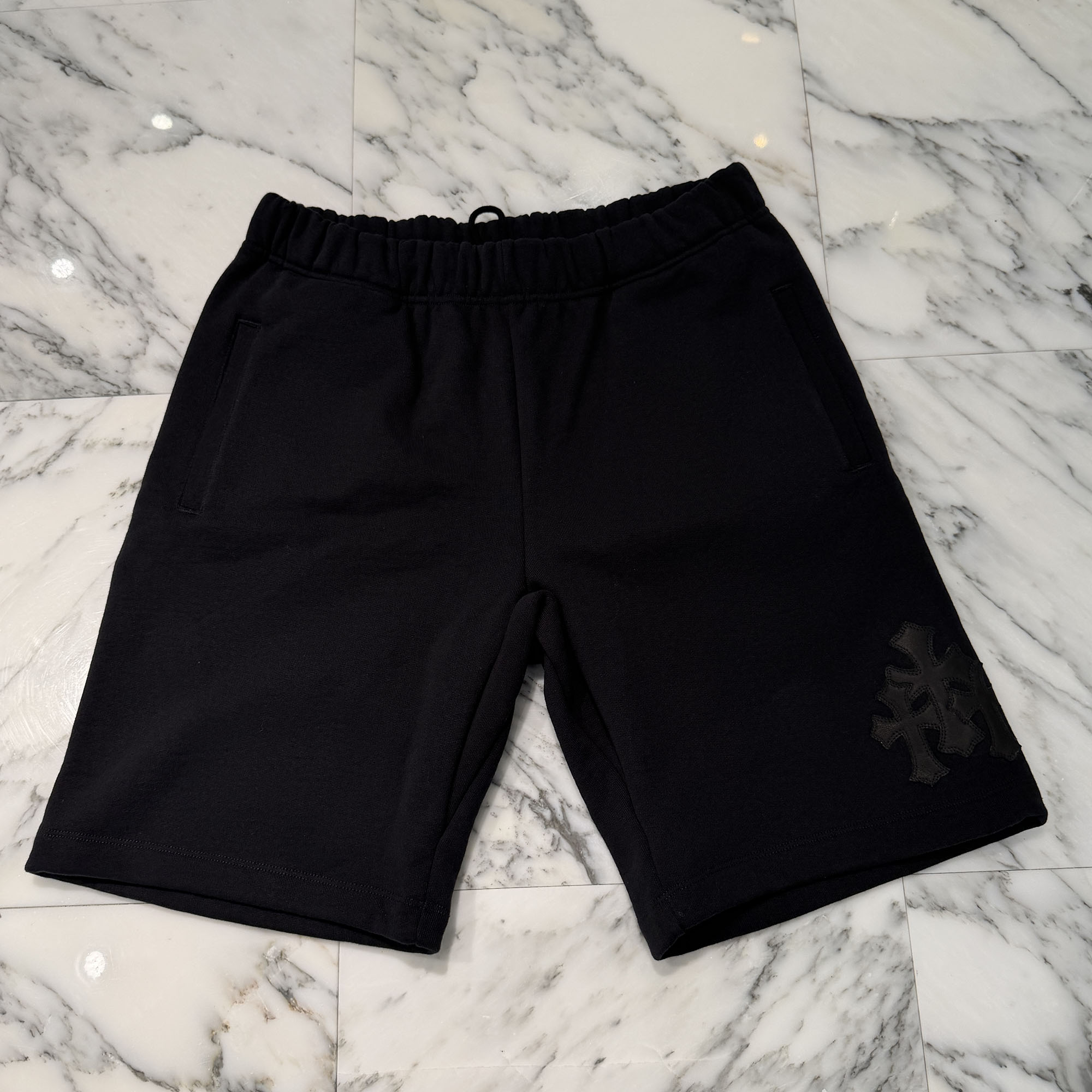 CHROME HEARTS Y NOT Triple Cross Leather Patch Sweat Shorts Size XL クロムハーツ ワイ航空マイル トリプル差し交わす なめし革継ぎ切れ スウェットショーツ 二分の一ズボン下 しろがね色一皿 黒いこと 大きさXL【260428】【新古品】