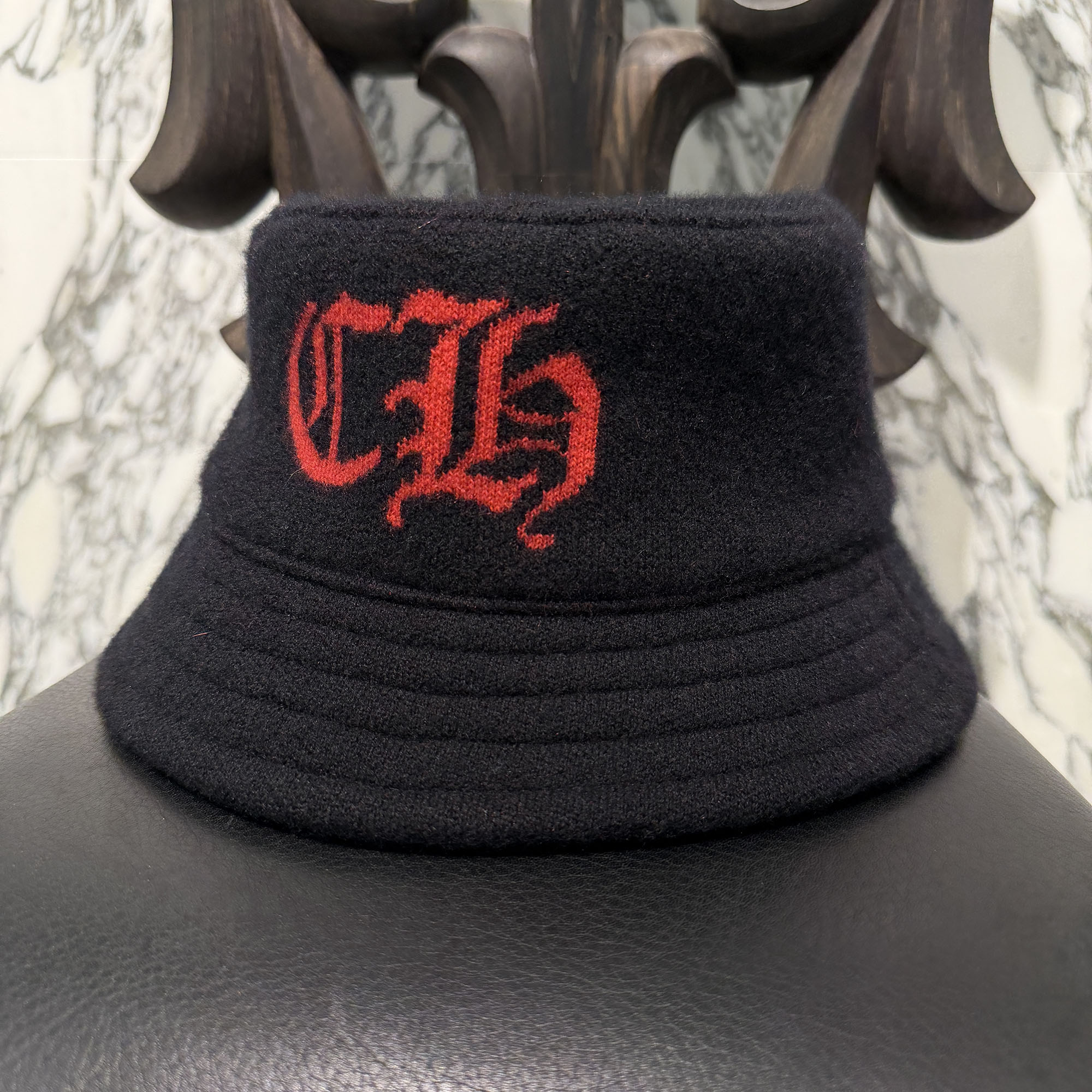 CHROME HEARTS 2024AW Cashmere CH Logo Bucket Hat Size M(28.5珊)  クロムハーツ カシミヤ CHロゴタイプ 井戸釣瓶かぶり笠 鳥打ち帽 バケハ スクロールロゴプレート カシミール原料品 黒いこと×赤いこと 大きさM(28.5珊)【260429】【新古品】