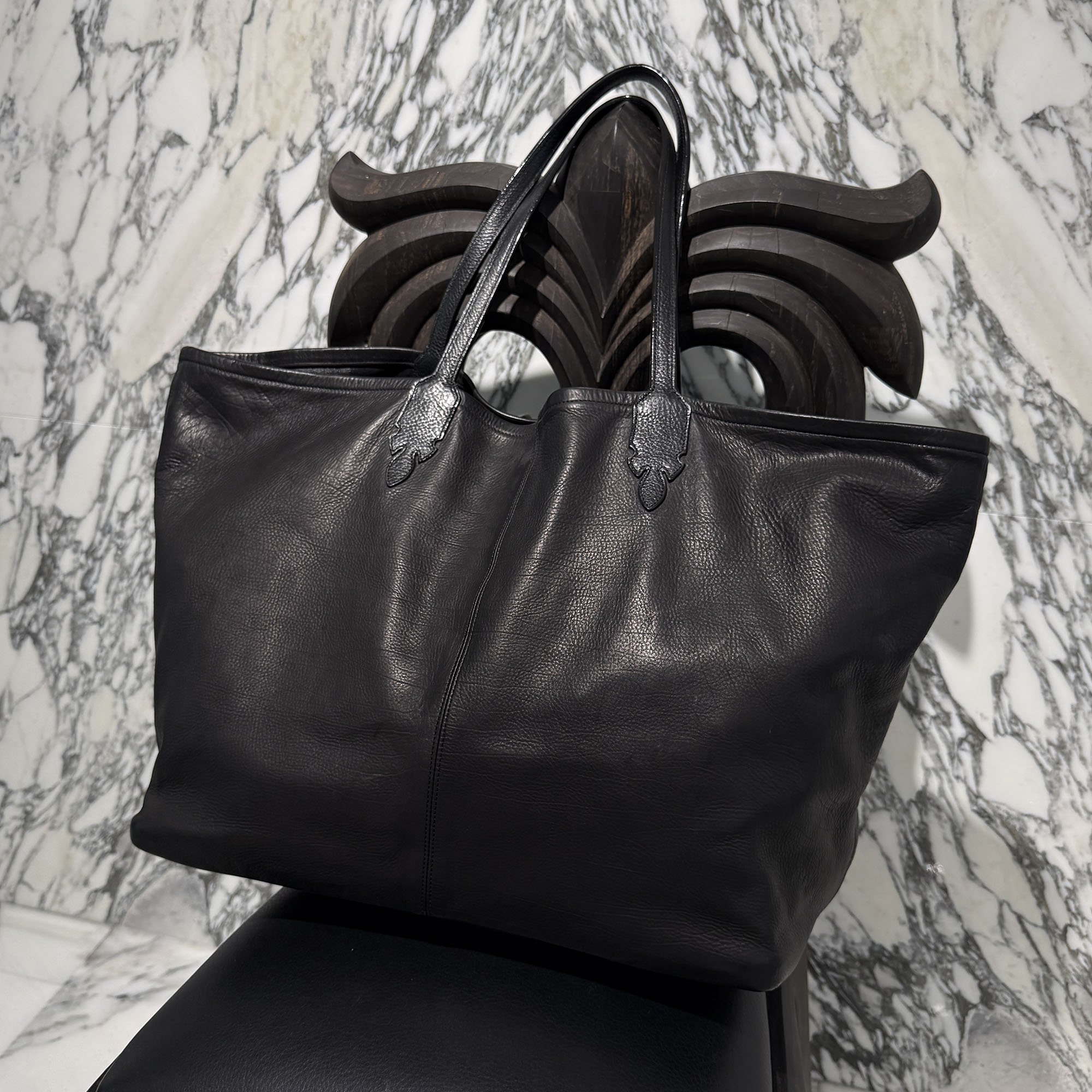 CHROME HEARTS LUCILLE Leather Tote Bag クロムハーツ ルシール レザートートバッグ 膝掛け御徒面子 なめし革御徒面子 持ち手フレアニー ホースシューボタンかざり付ける 黒いこと【260429】【中古-A】