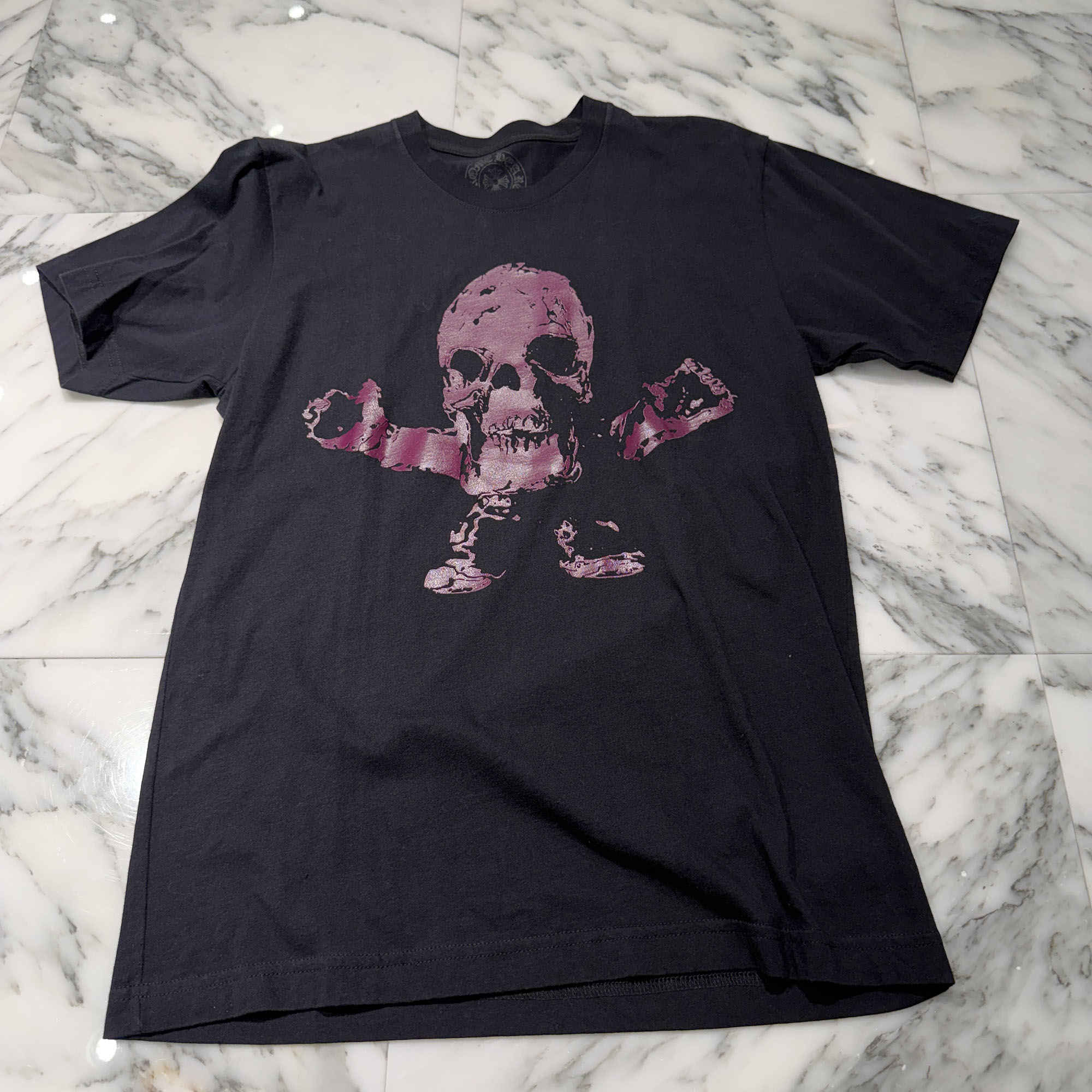 CHROME HEARTS FOTI Harris Teeter Print Tee Size M クロムハーツ フォティ・ハリスティーター 刷り上げる ティーシャツ 半袖カットソー スカル楽想 スクロールロゴタイプ 黒いこと×パープル 大いさM【260430】【中古-A】 Tシャツ・カットソー-メンズファッション-トップス
