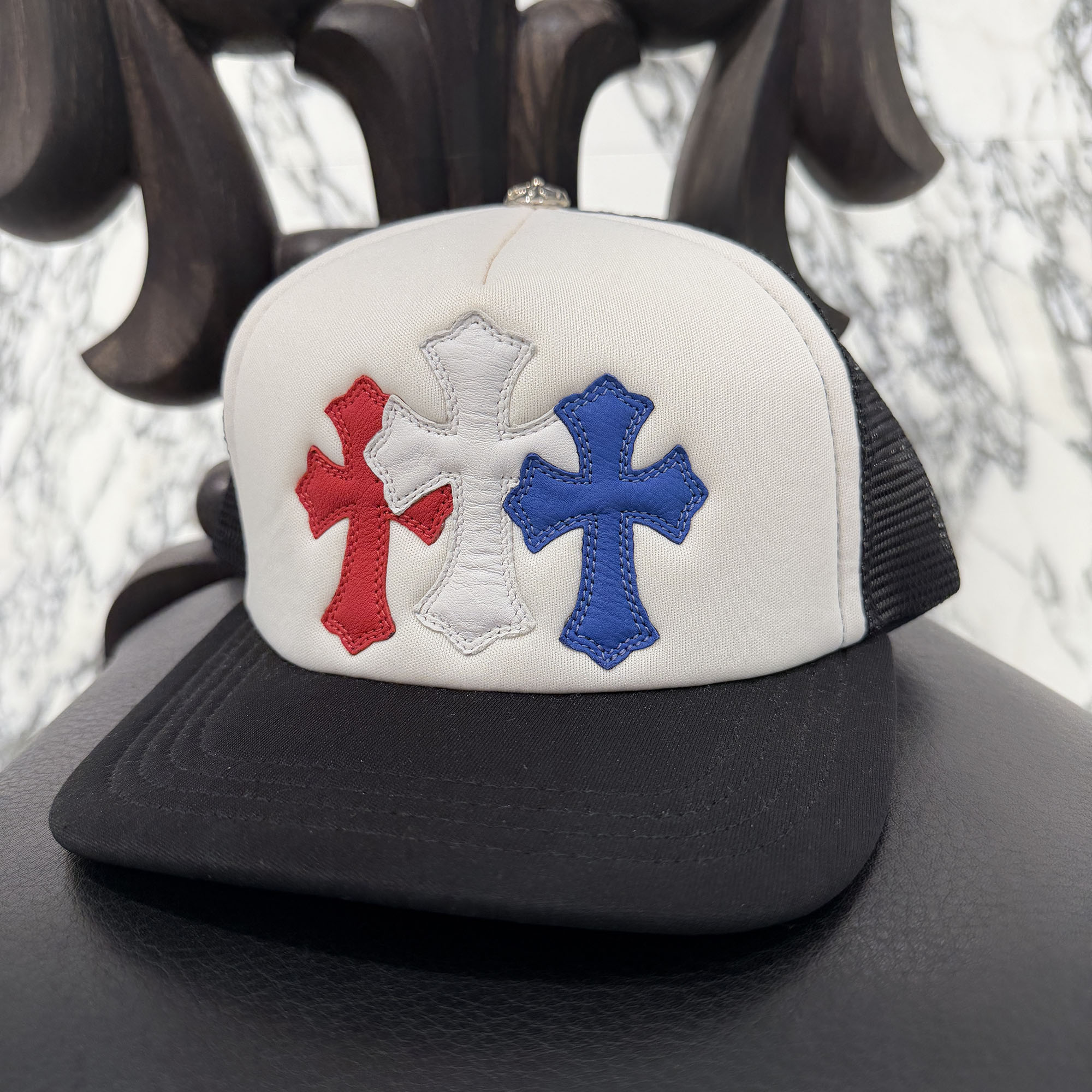 CHROME HEARTS Tricolor Triple Cross Patch Trucker Cap ONE SIZE (51-61) クロムハーツ トリコロール トリプルクロスパッチ トラッカーキャップ メッシュ レザーパッチ クロスボール ブラック&times;ホワイト&times;ブルー&times;レッド サイズONE SIZE (51-61)【260503】【新古品】｜メメントスオンライン店