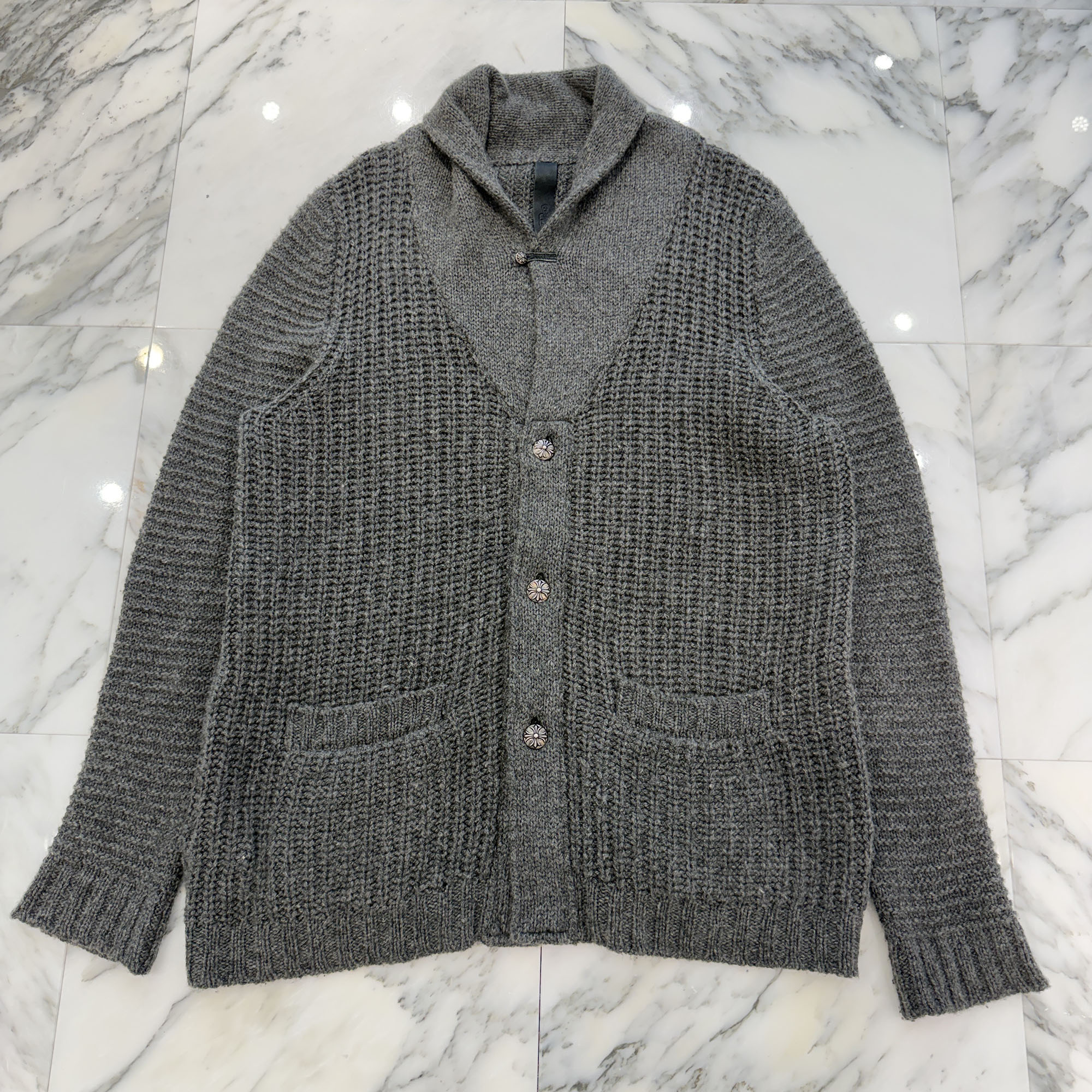 CHROME HEARTS Y NOT Cross Ball Button Cashmere Knit Cardigan Size L クロムハーツ ワイ航空マイル クロスボール カシミヤ 編み物ジレー ロゴタイプ目じるし名取り草 シープスキン 年寄りのCr 薄墨色×黒いこと 大きさL【260503】【中古-A】