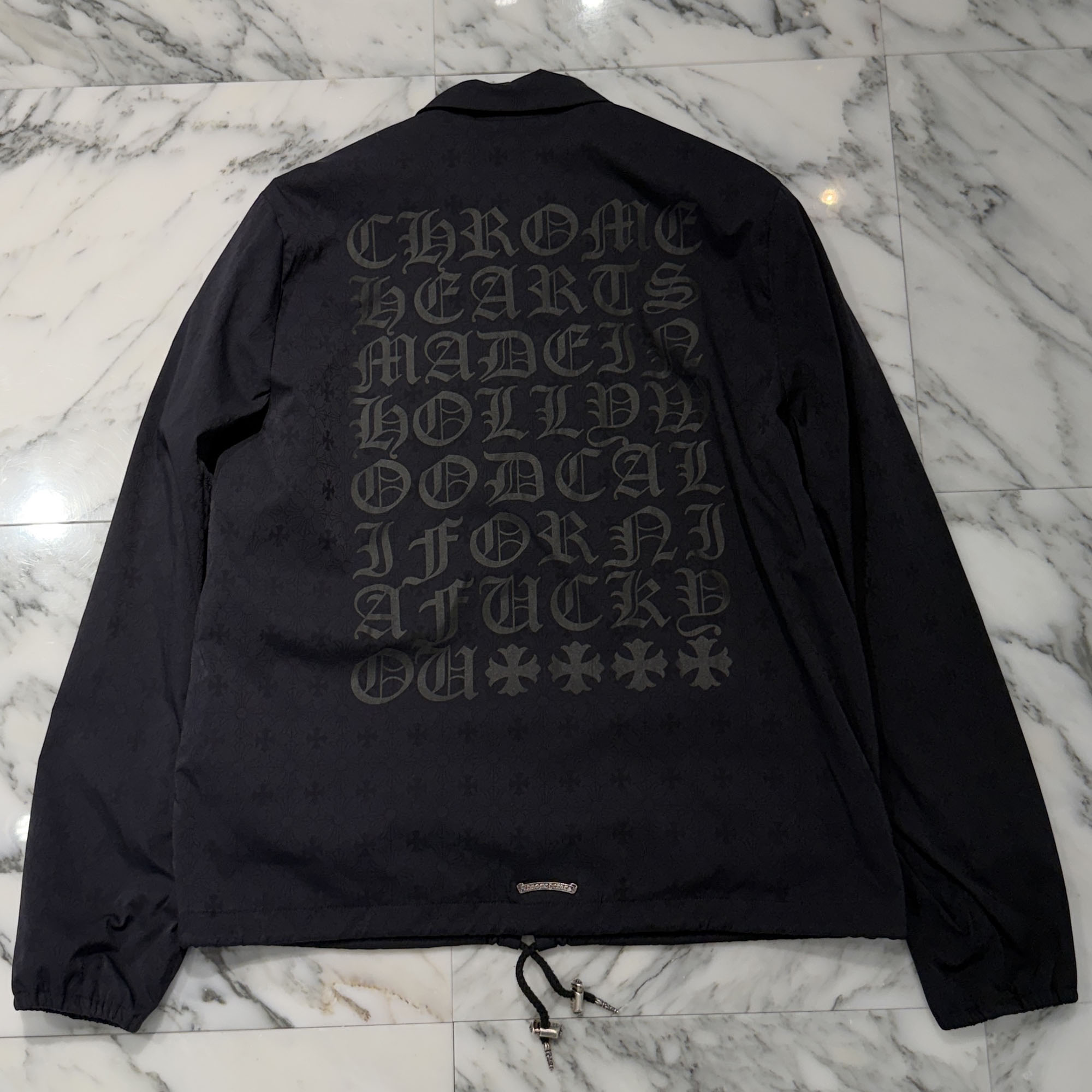 CHROME HEARTS Made In Hollywood CH Plus Eye Chart Coach Jacket Size L クロムハーツ メイドインハリウッド CHつけ加える アイチャート コーチジャケット クロスボールボタン スクロールロゴプレート 黒いこと 大きさL【260503】【中古-A】