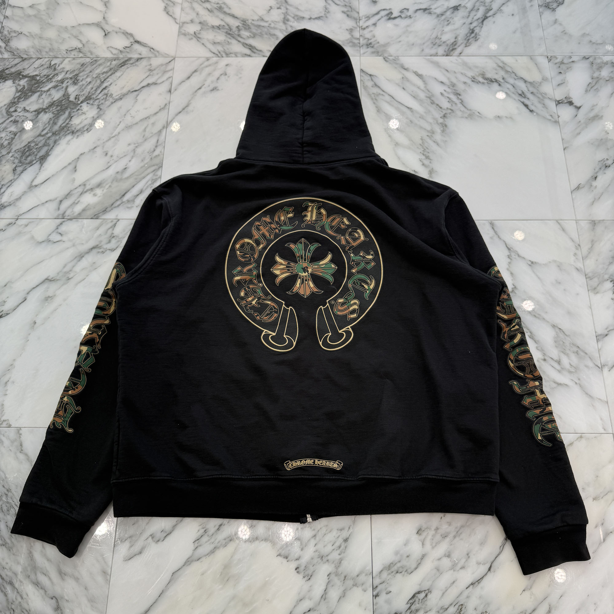CHROME HEARTS Camo Horseshoe Zip Up Hoodie Size L クロムハーツ 家鴨 鉄蹄 ジップアップ フーディー ジップパーカー 袖ロゴタイプ刷り上げる ダガージップ 擬装柄 サーマル出どころ 黒いこと×家鴨フラ 大いさL【260504】【中古-B】