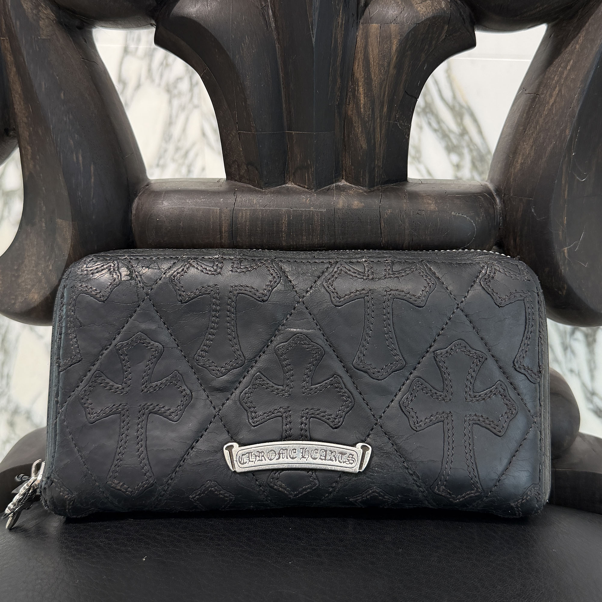 CHROME HEARTS Cemetery Cross Leather Patch Quilting Leather Wallet クロムハーツ セメタリークロス なめし革継ぎ切れ キルティング レザーウォレット ラウンドジップ 長札入れ カーフスキン なめし革継ぎ切れ ダガージップ しろがね色925 黒いこと【260505】【中古-C】