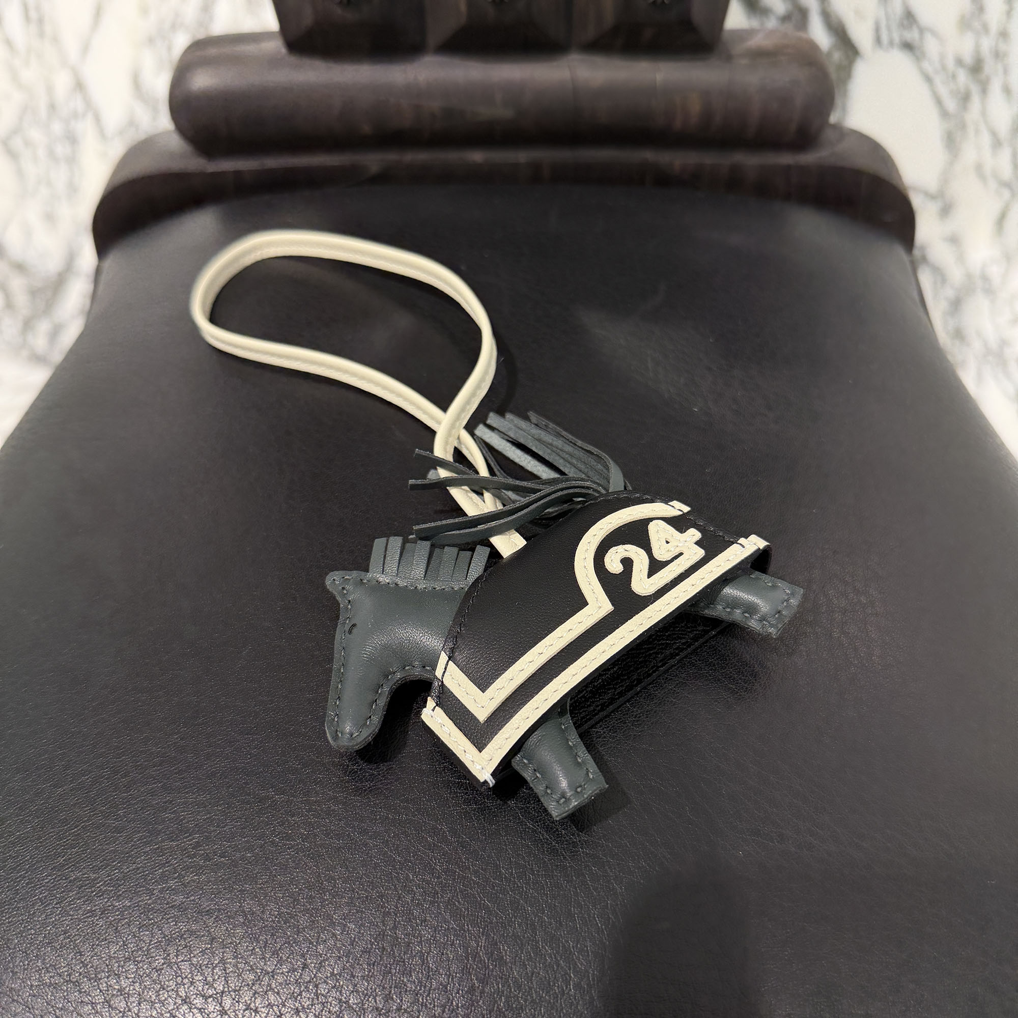 HERMES Rodeo Charm Robeo 24 PM G刻印 エルメス ロデオ チャーム ロベオ 24 PM G刻印 レザーチャーム バッグアクセサリー アニョーミロ&times;スイフト ヴェールマングローブ&times;ノワール&times;クレ【260506】【新古品】｜メメントスオンライン店 130,000円