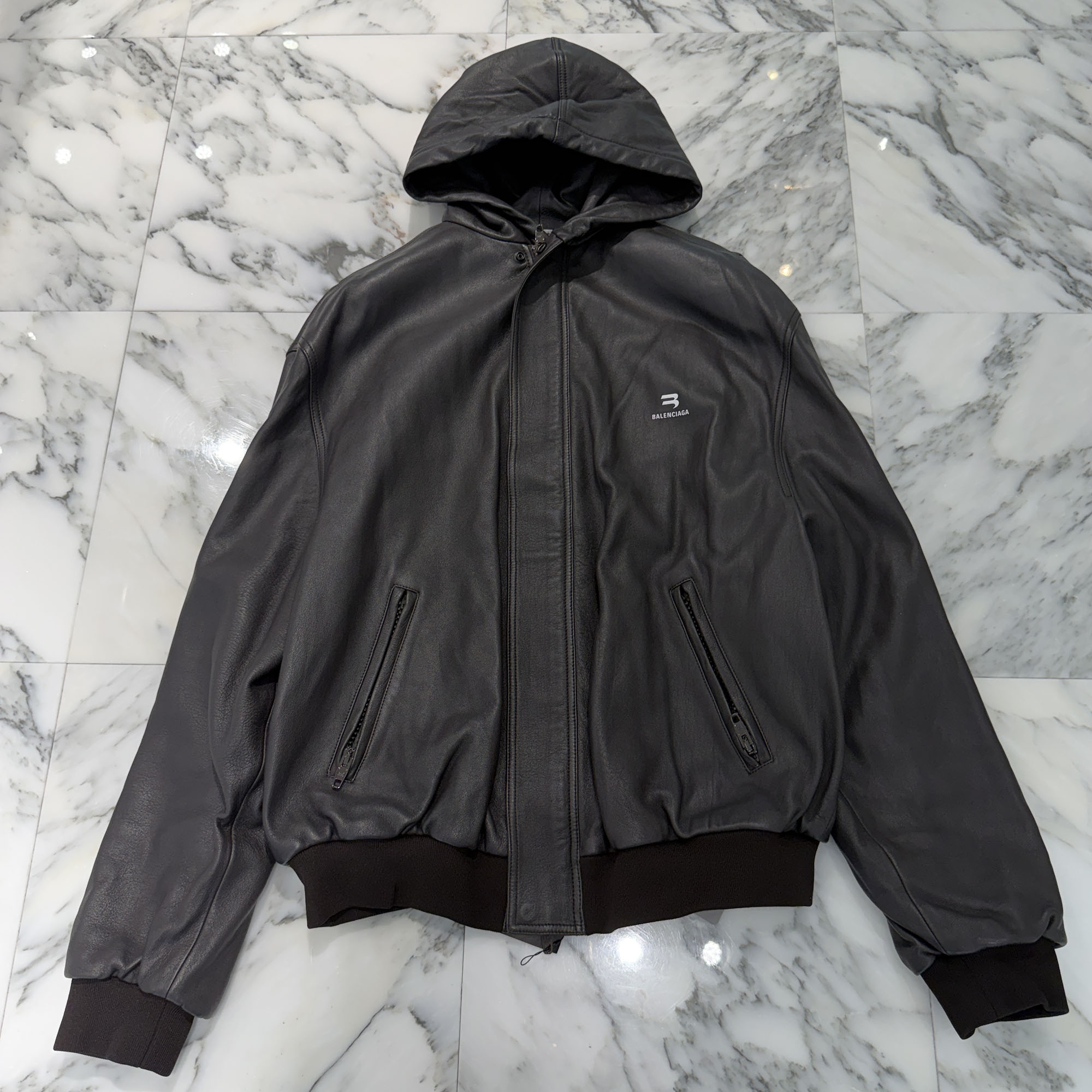 BALENCIAGA 2022AW Sporty B Leather Taxi Jacket 719225 TLS01 Size 44 バレンシアガ スポーティB なめし革 辻自動車 上衣 なめし革上衣 ロゴタイプ刷り上げる ジップアップ 原材料うつり変わり ヴィンテージブラック 大きさ44【260507】【新古品】
