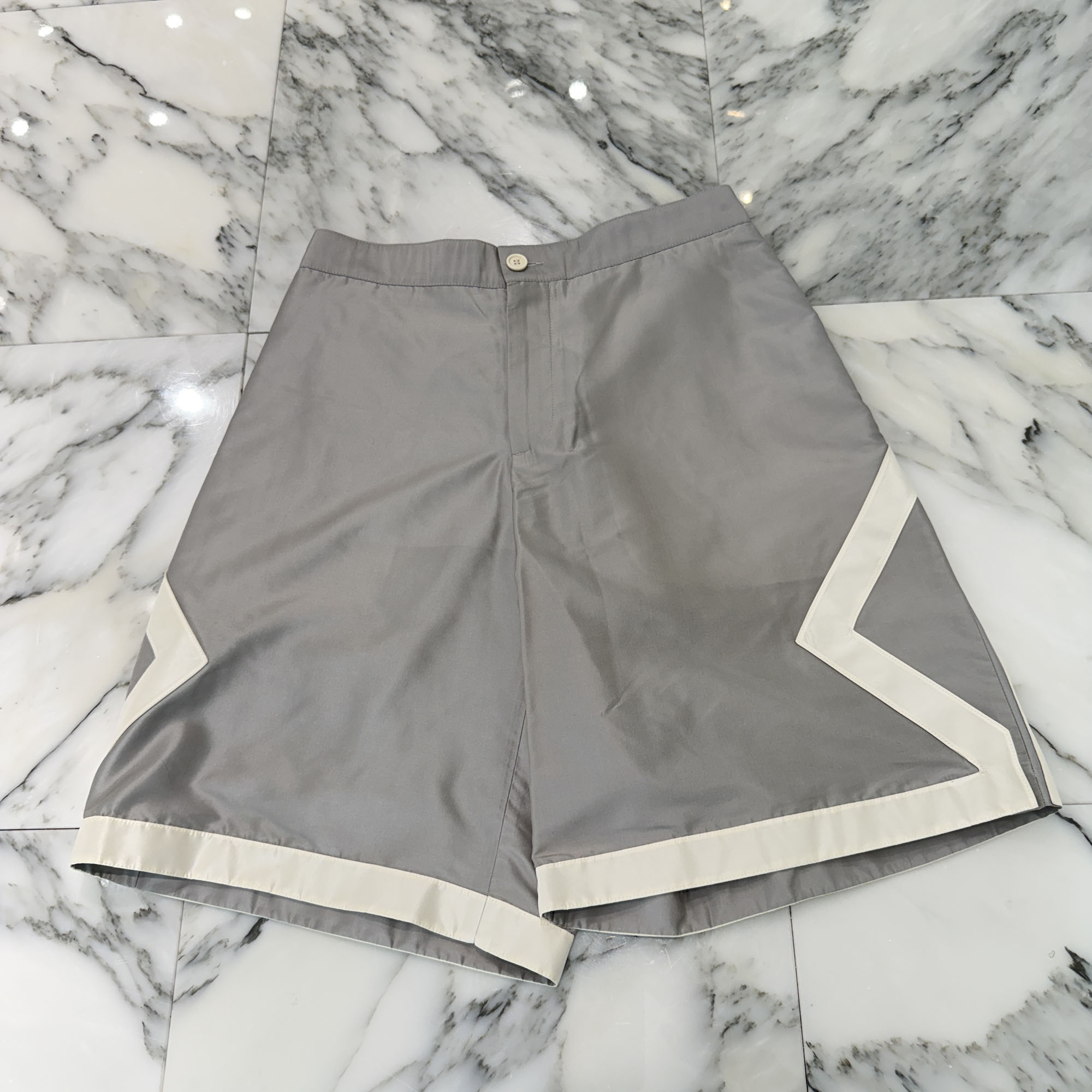 DIOR &times; AIR JORDAN 2020AW Air Dior Silk Shorts 033C103A4805 Size 46 ディオール&times;エア ジョーダン エアディオール シルクショーツ ハーフパンツ ジップフライ ロゴ刺繍 CDロゴ ロゴ刻印ボタン グレー&times;ホワイト サイズ46【260507】【中古-A】｜メメントスオンライン店