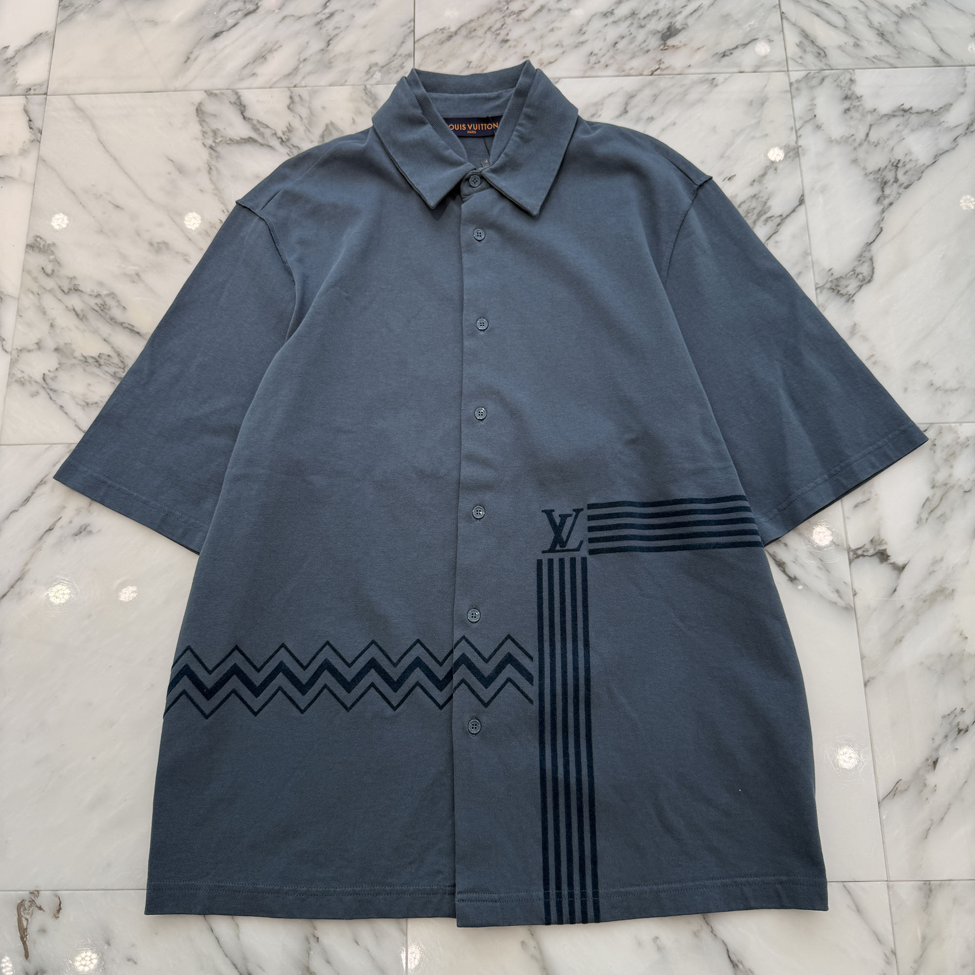 LOUIS VUITTON 2022AW Karakoram Flock Print Jersey Shirt 1AA4WX Size M ルイヴィトン カラコラムフロックプリントジャージーシャツ 半袖シャツ LVロゴ フロッキープリント ブルーグレー サイズM【260507】【中古-B】|メメントスオンライン店